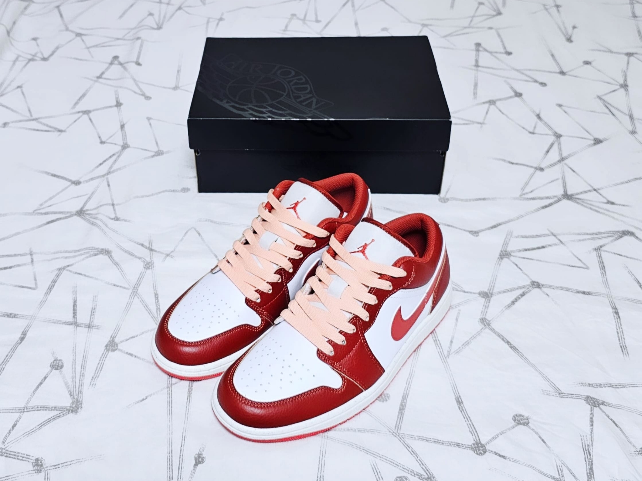 Jordan 1 Low SE Dune Red White 착용 스타일 - 1
