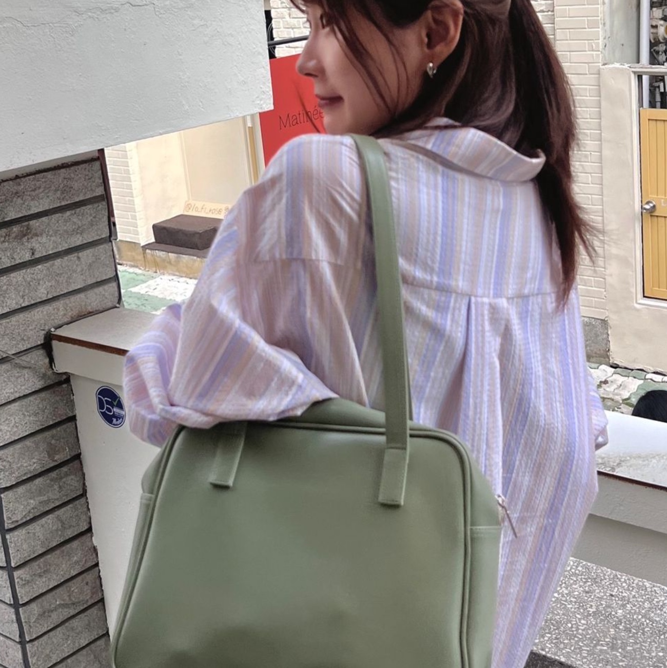 Fillintheblank Trapezoid Middle Shoulder Bag Camel, Fillintheblank Trapezoid Middle Shoulder Bag Mint 착용 스타일