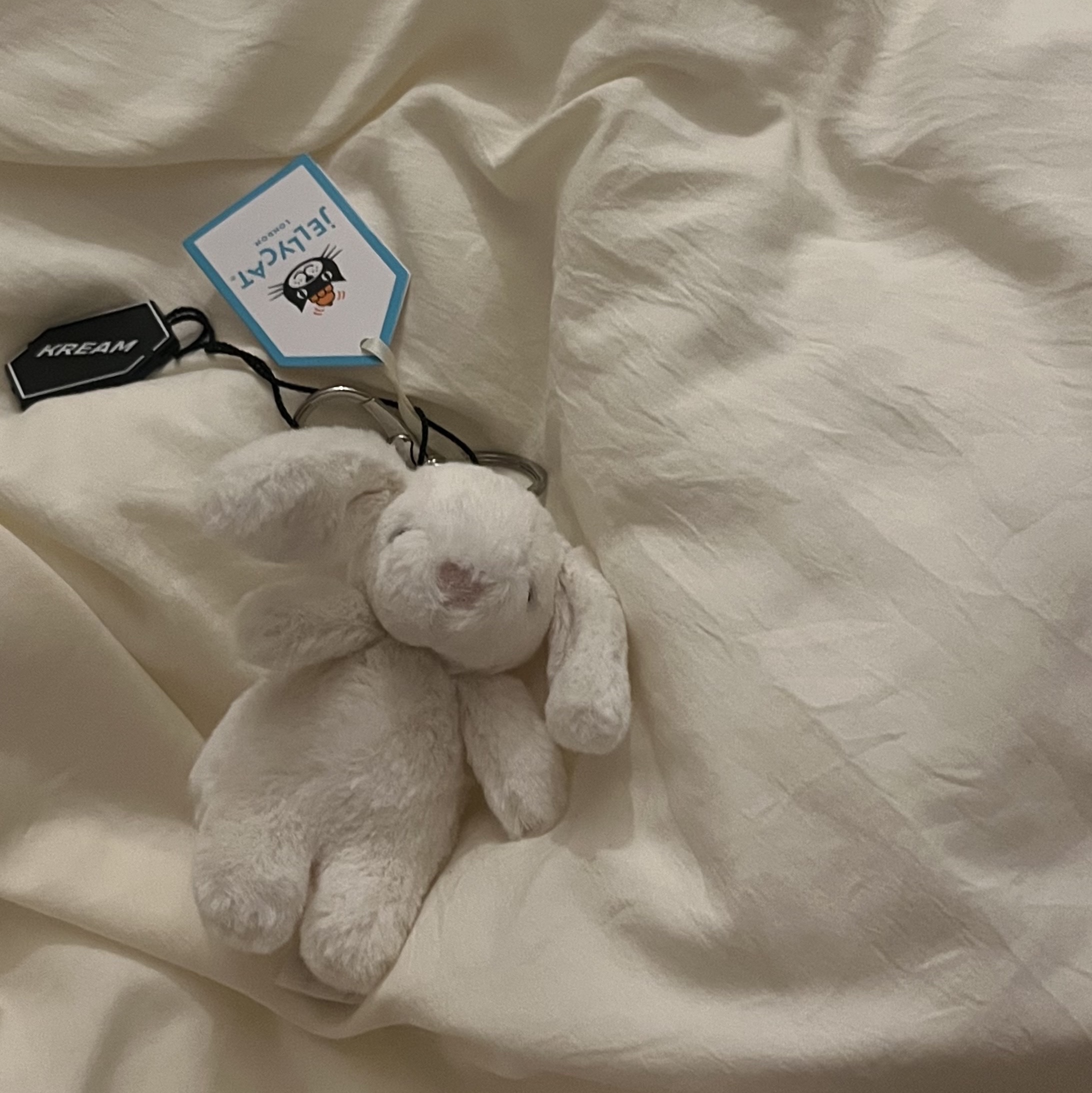 Jellycat Bashful Bunny Bag Charm Cream 착용 스타일
