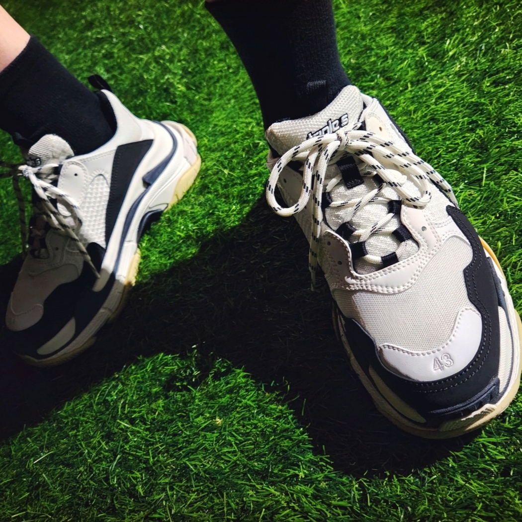 Yeezy Gap Engineered By Balenciaga Dove No Seam T-Shirt Black, Balenciaga Triple S Trainer White Black 착용 스타일 - 4