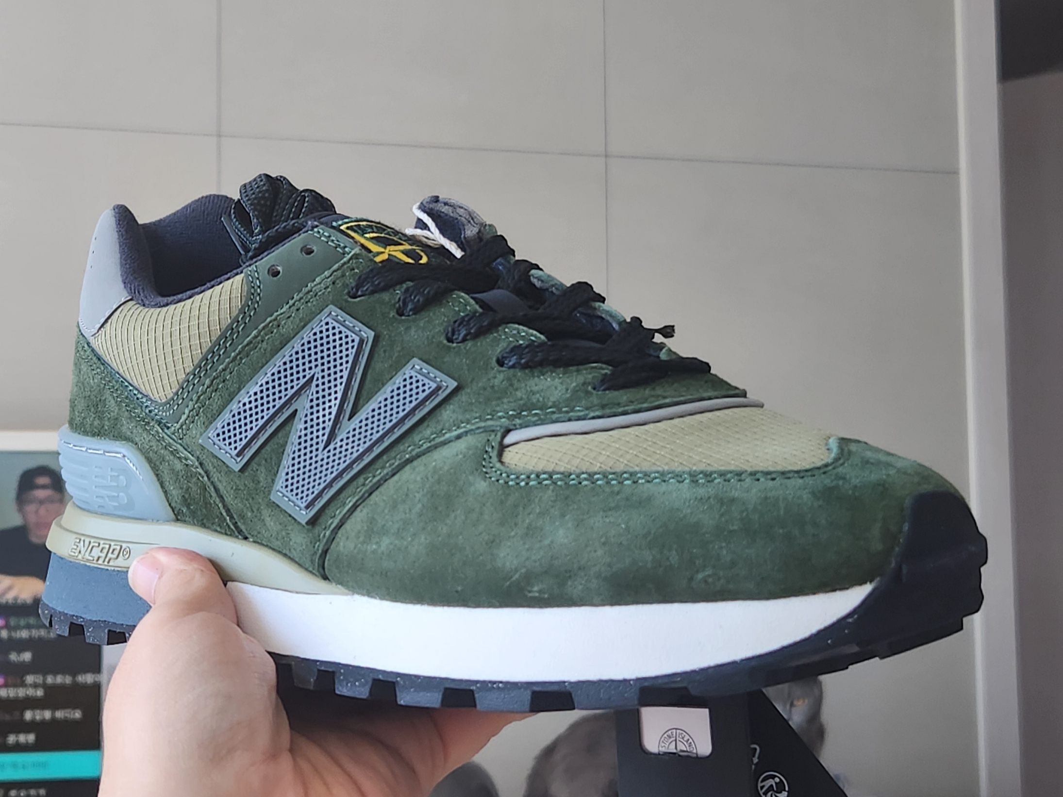 New Balance x Stone Island 574 Legacy Dark Green 착용 스타일 - 1