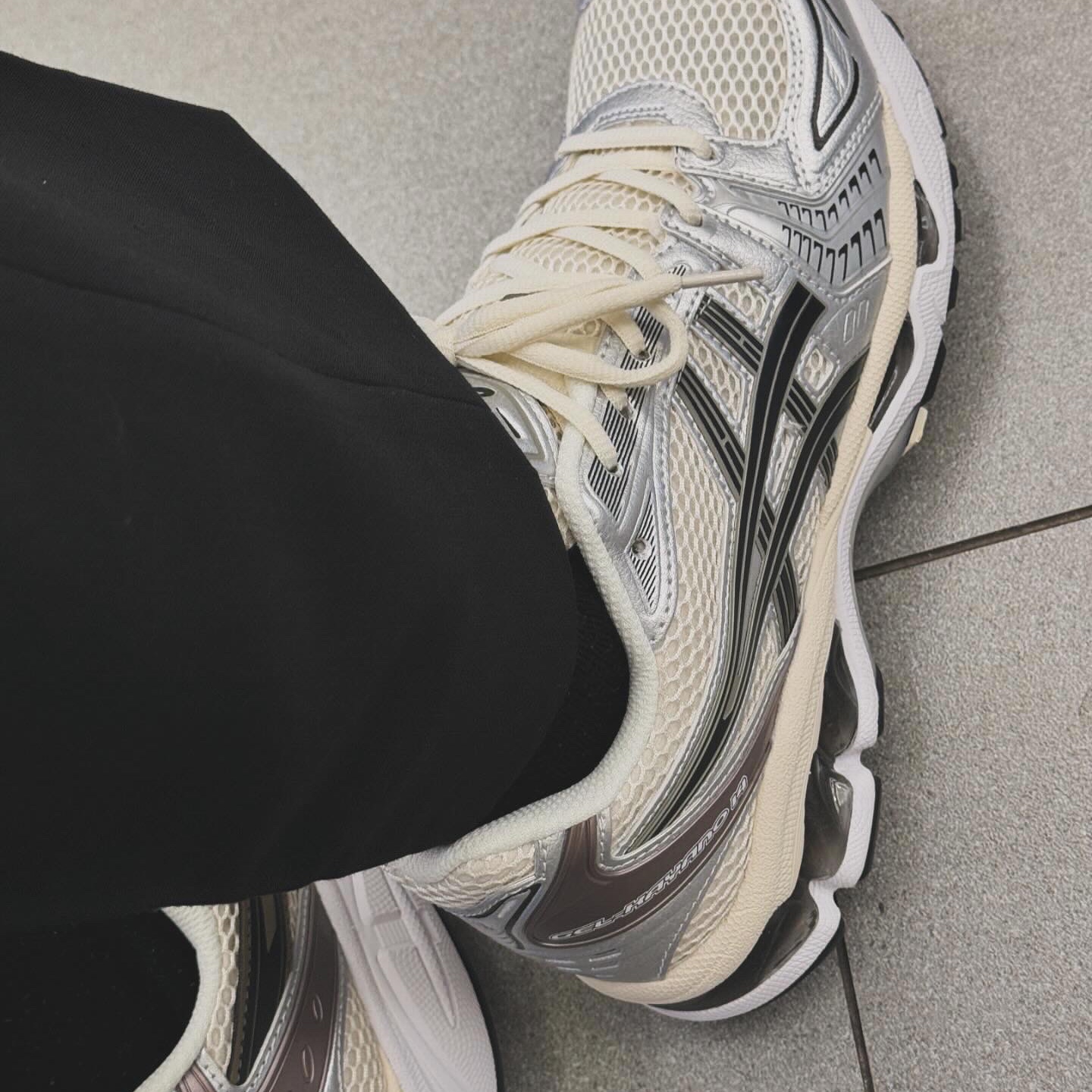 Asics Gel-Kayano 14 Cream Black 착용 스타일 - 2