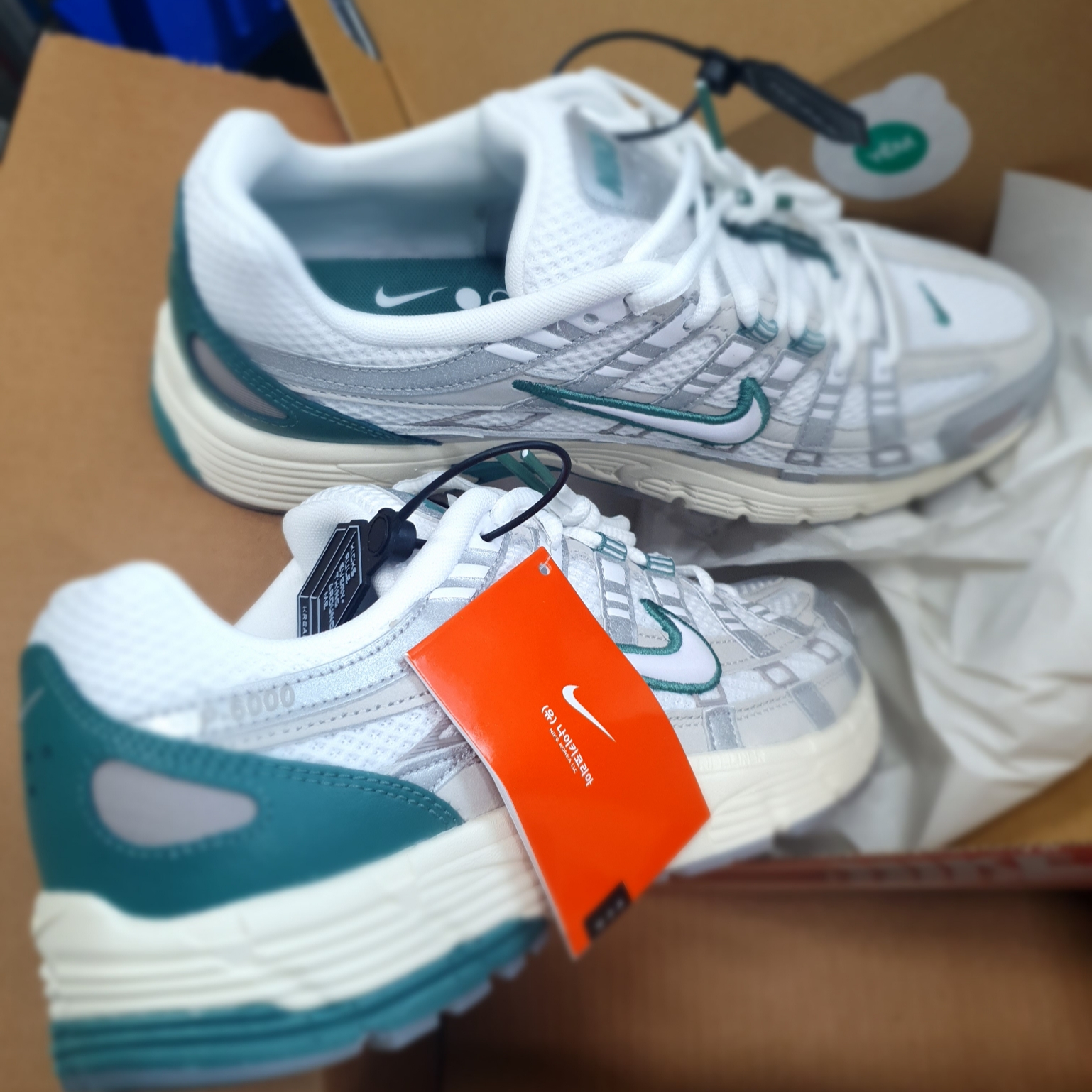 Nike P-6000 Light Bone White Metallic Silver 착용 스타일
