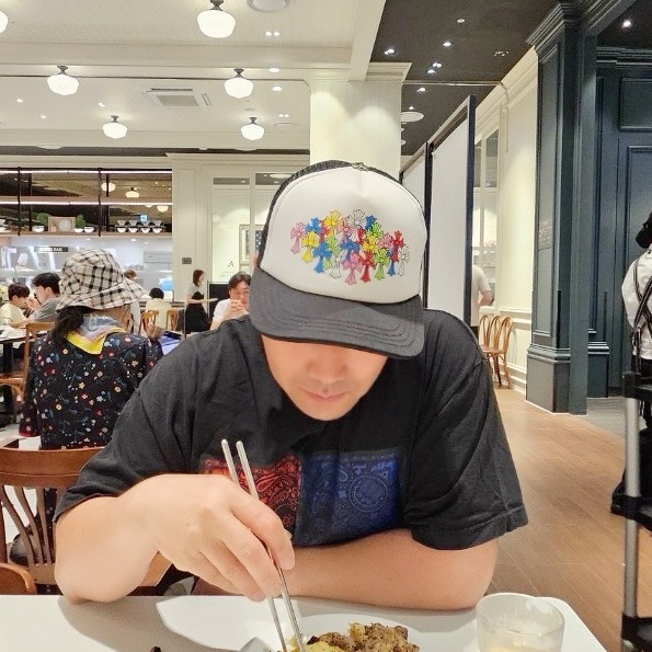 Chrome Hearts Multi Color Cross Mesh Trucker Hat Black White 착용 스타일