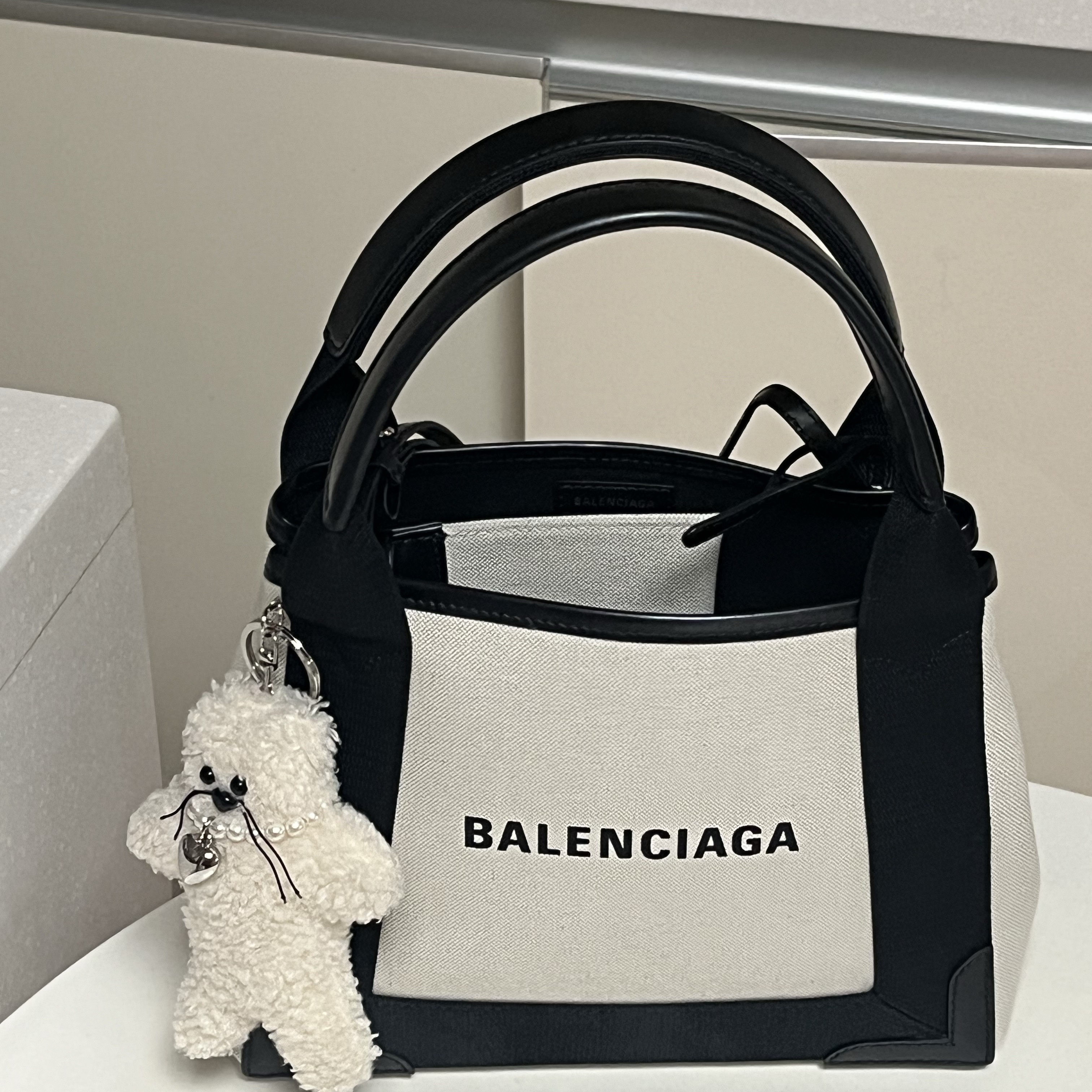 Balenciaga Navy XS Cabas Light Beige Black 착용 스타일