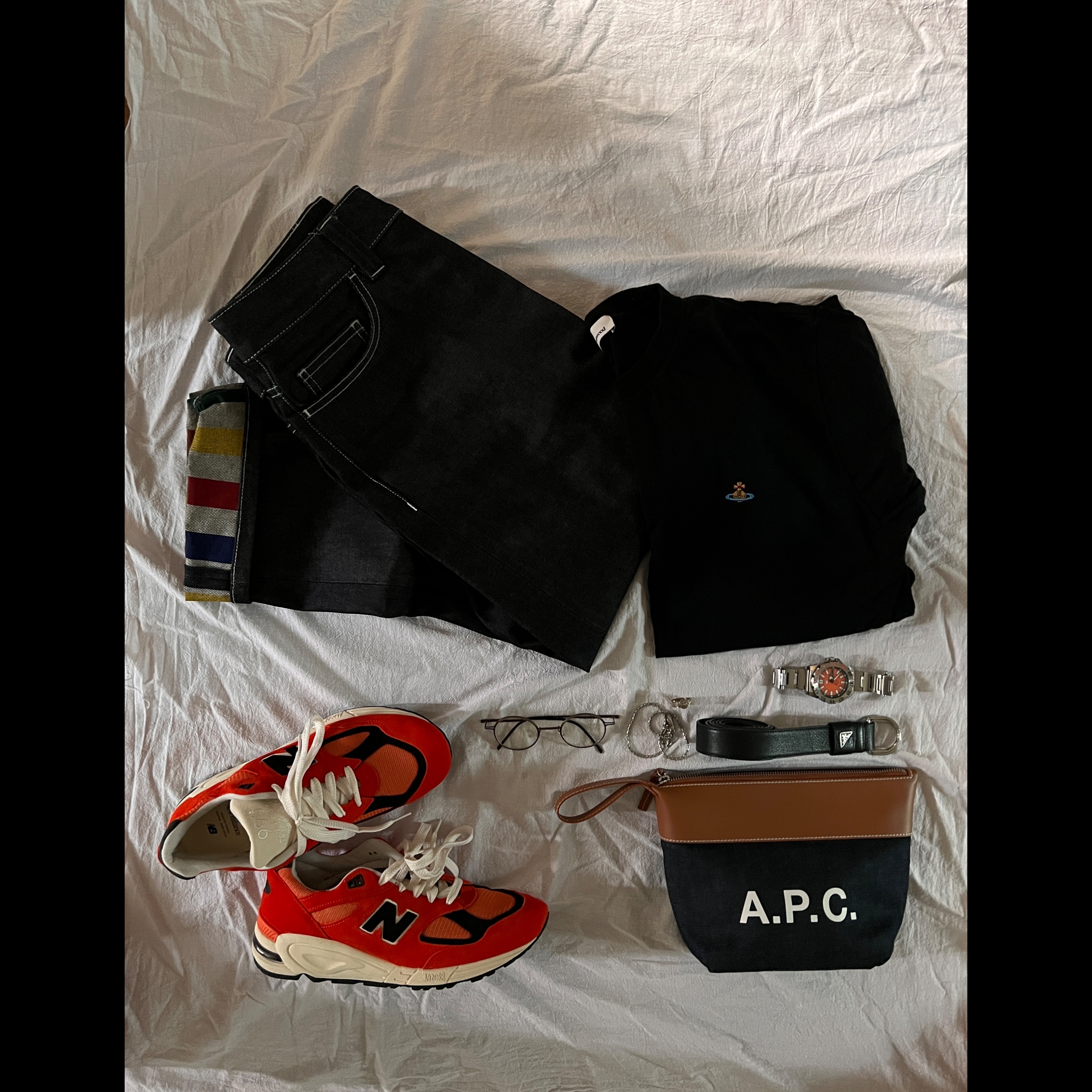 New Balance 990v2 Made in USA Marigold Black, Vivienne Westwood Classic Logo T-Shirt Black 착용 스타일