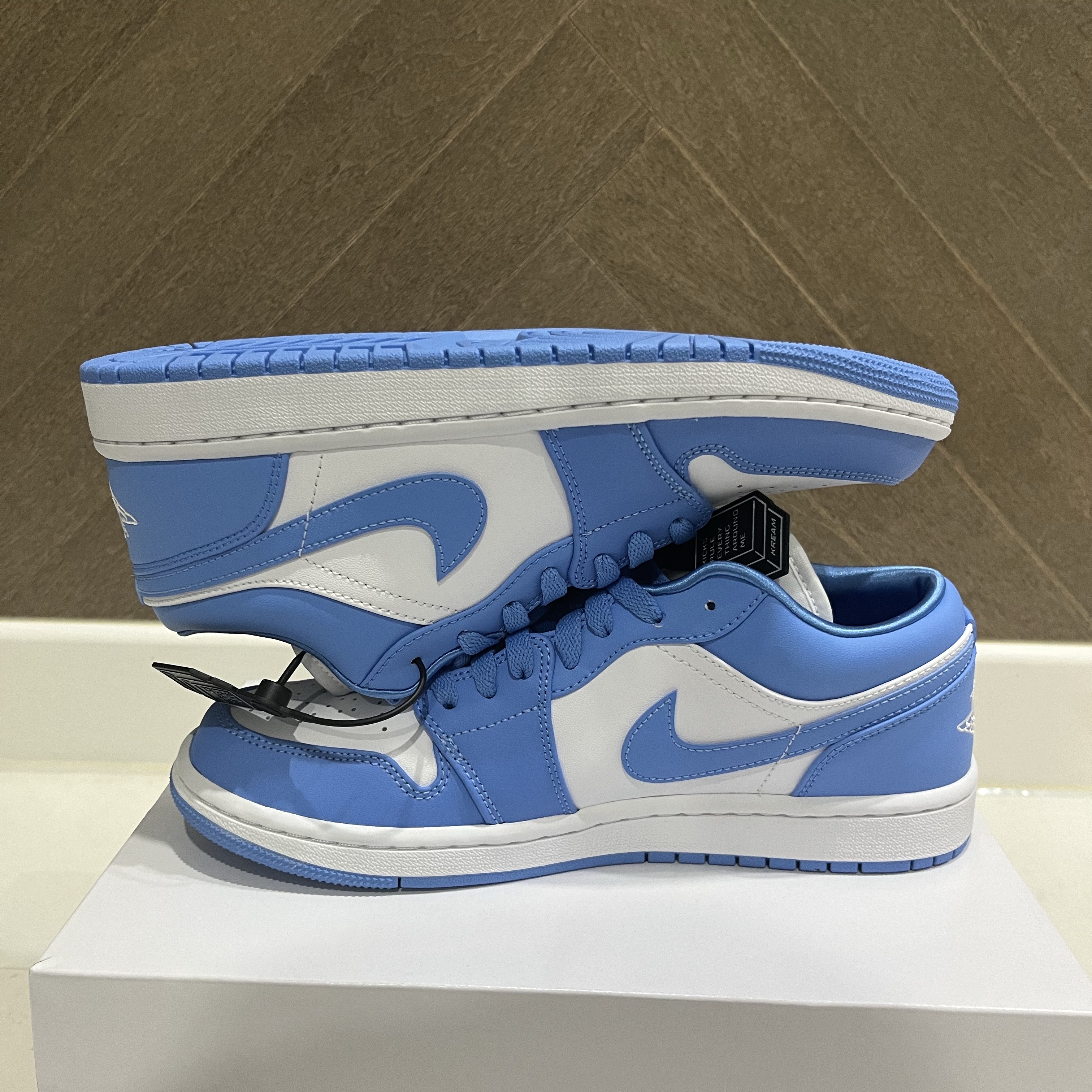 (W) Jordan 1 Low UNC University Blue 착용 스타일 - 2