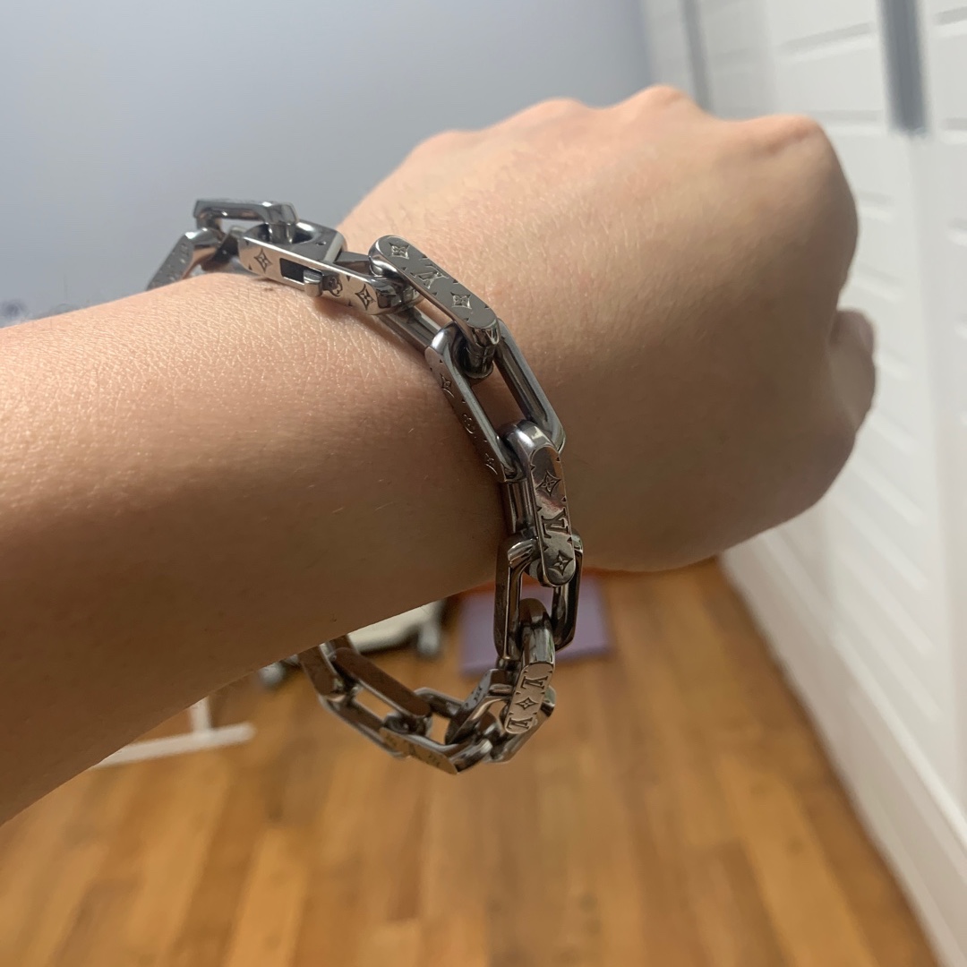 Louis Vuitton Monogram Chain Bracelet Silver 착용 스타일