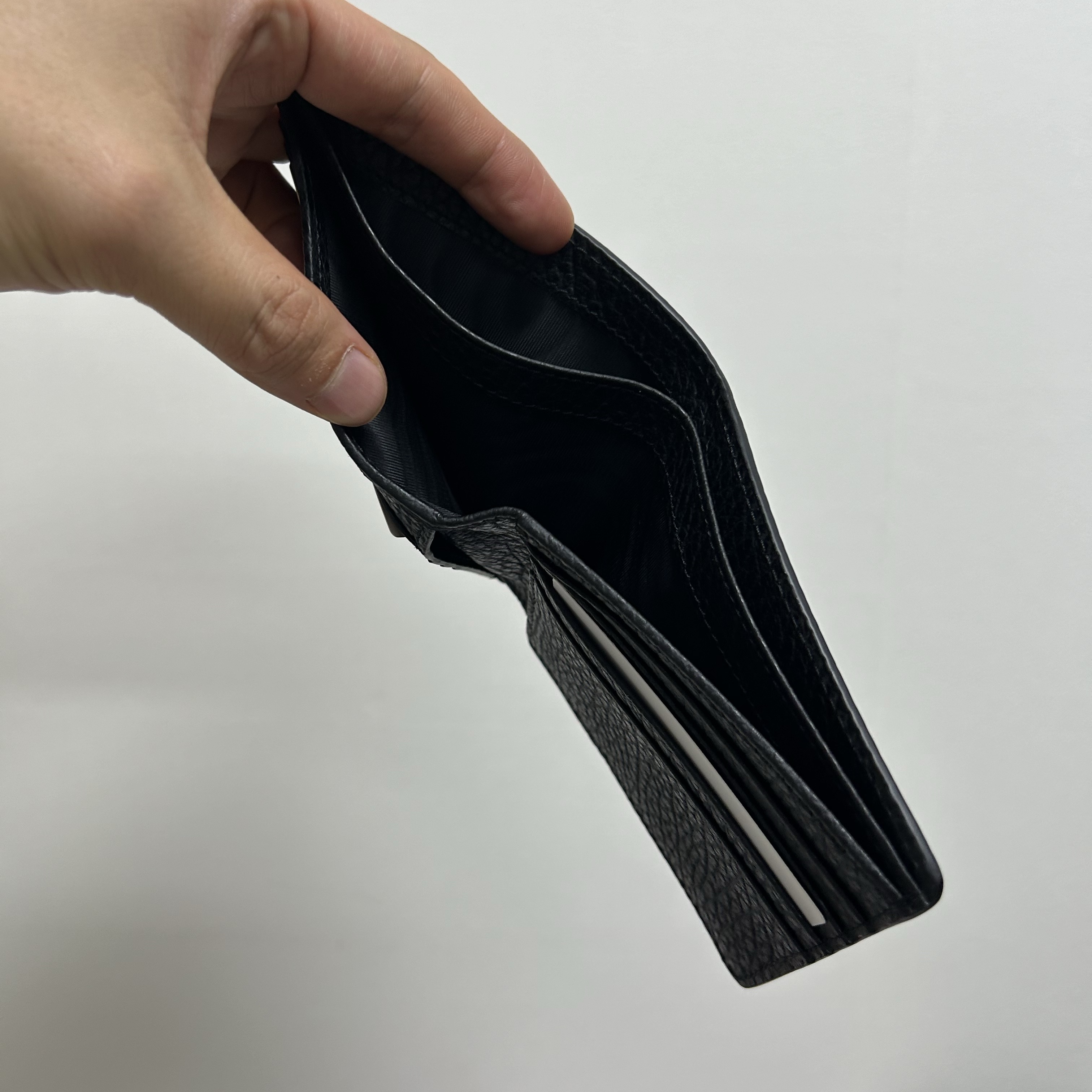 Maison Margiela Bi-Fold Wallet Black 착용 스타일 - 5