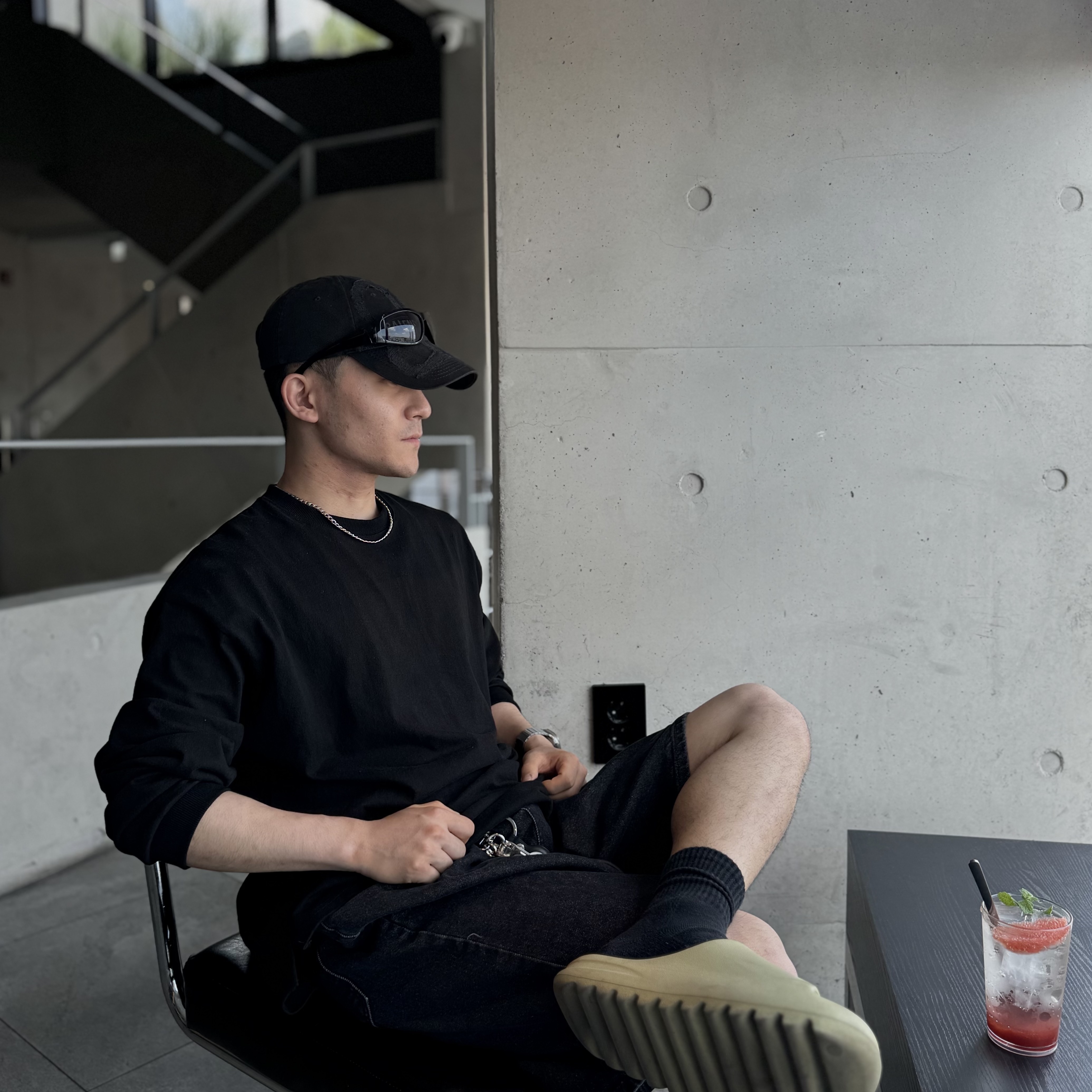 Balenciaga BB Laser Destroyed Cap Black, Adidas Yeezy Slide Resin 2022 착용 스타일