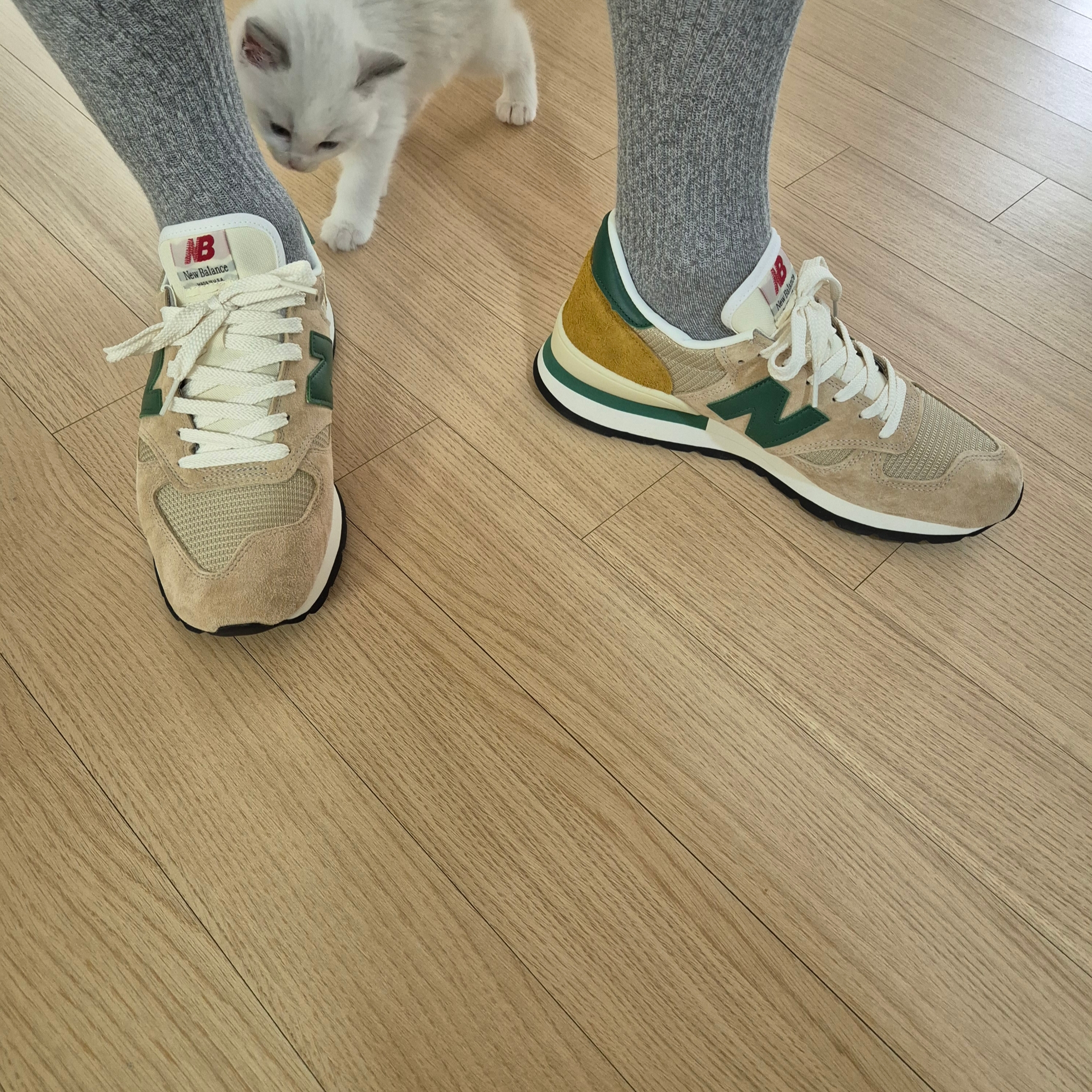New Balance 990v1 Tan Green 착용 스타일