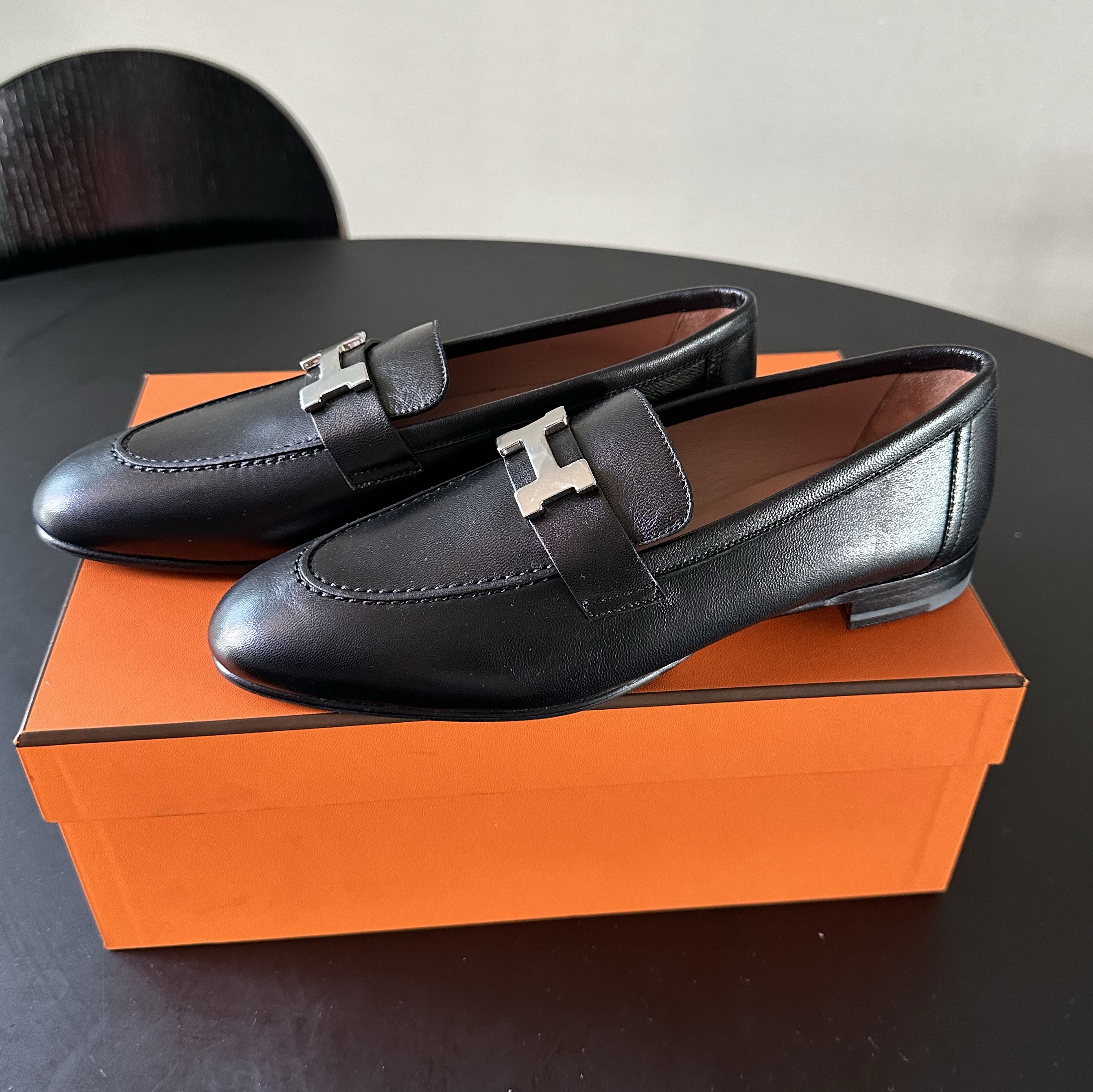 (W) Hermes Paris Loafers Goatskin & Palladium Noir 착용 스타일 - 3