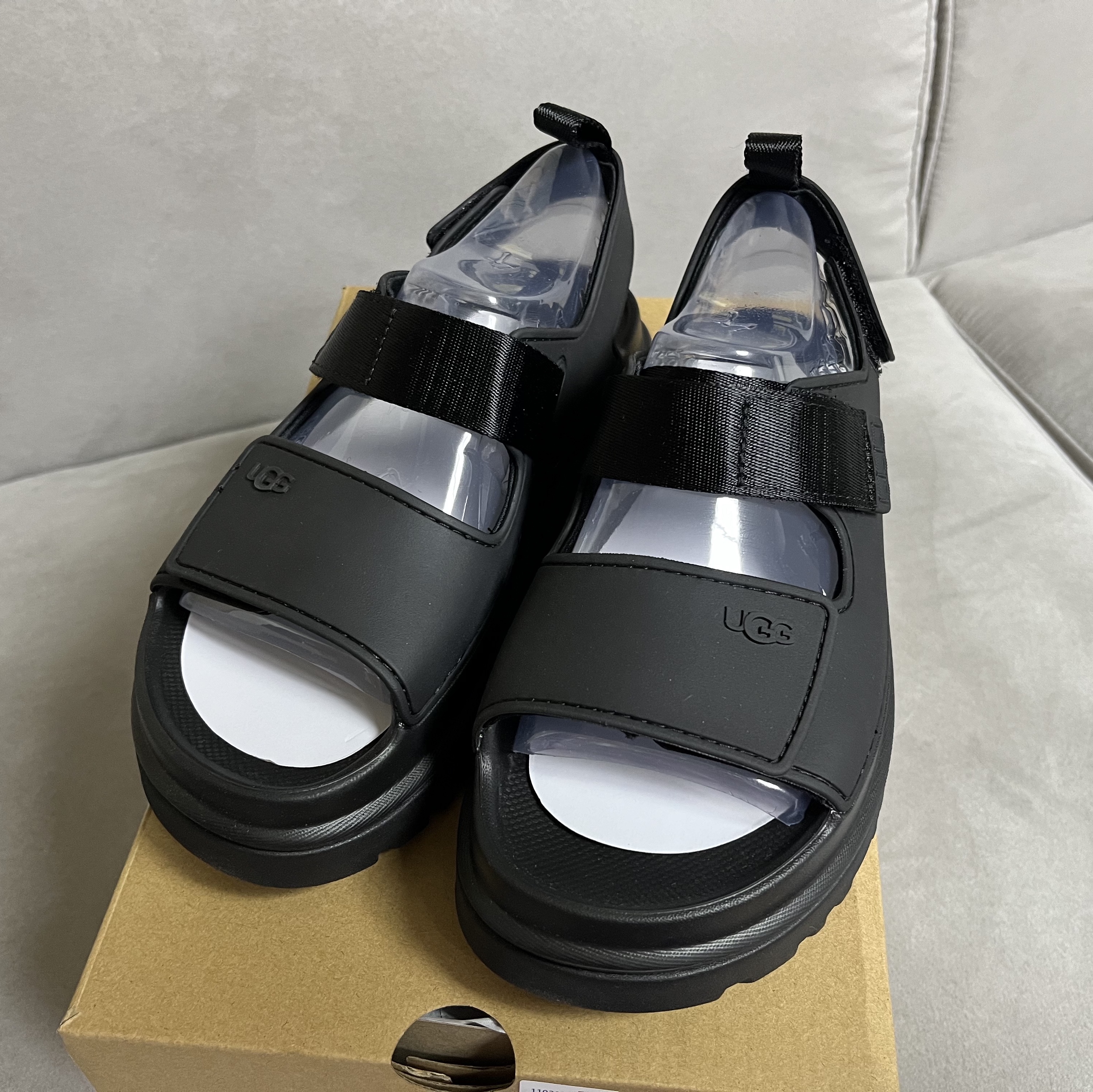 (Kids) UGG GoldenGlow Bison Black 착용 스타일 - 1
