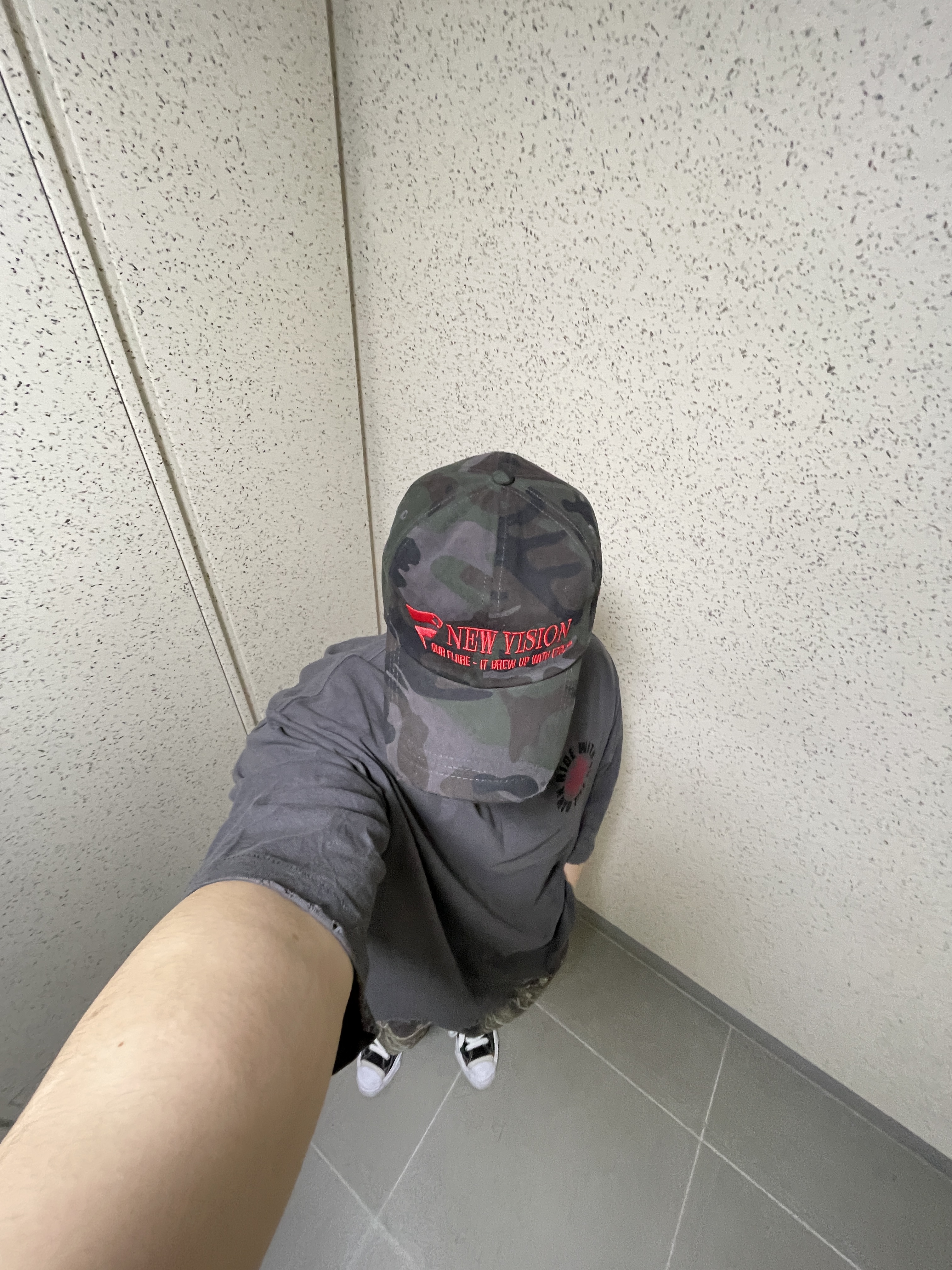 메종 미하라 야스히로 행크 OG 솔 캔버스 로우탑 스니커즈 블랙, 이티씨이 뉴 비전 카모캡 나이트 정글 착용 스타일 - 2