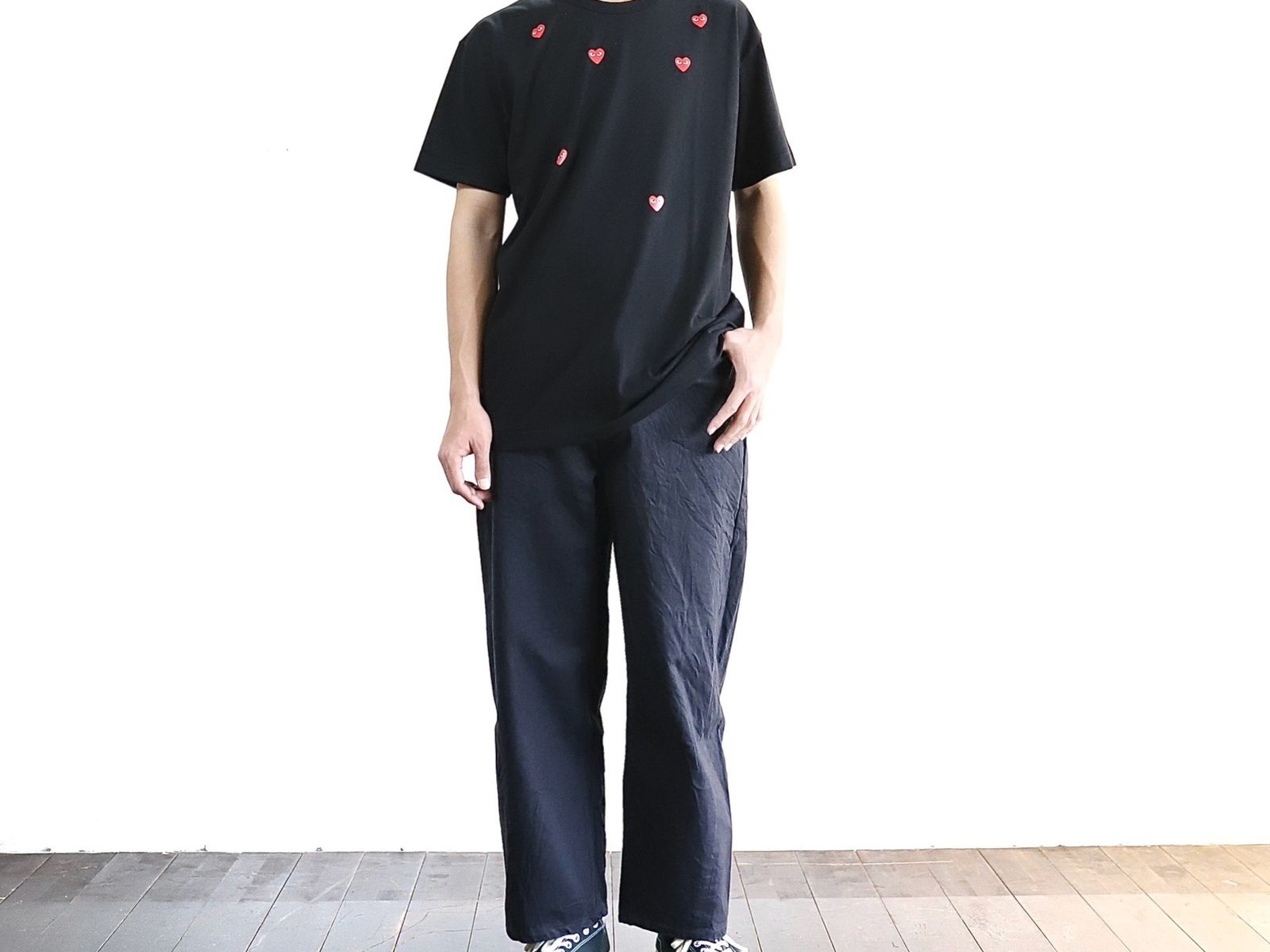 Play Comme des Garcons Many Heart T-Shirt Black 착용 스타일
