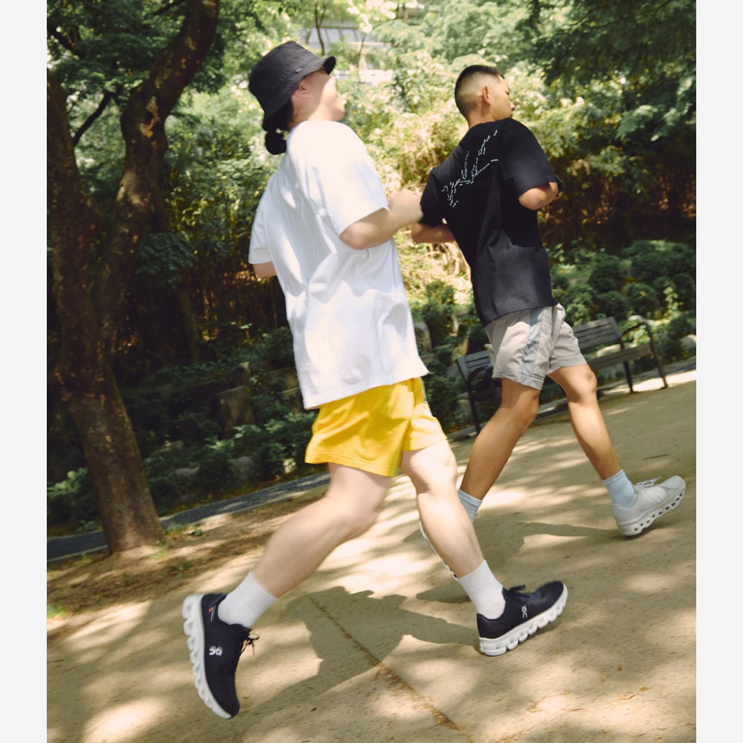 On Running Cloudflow 4 Black White 착용 스타일 - 2