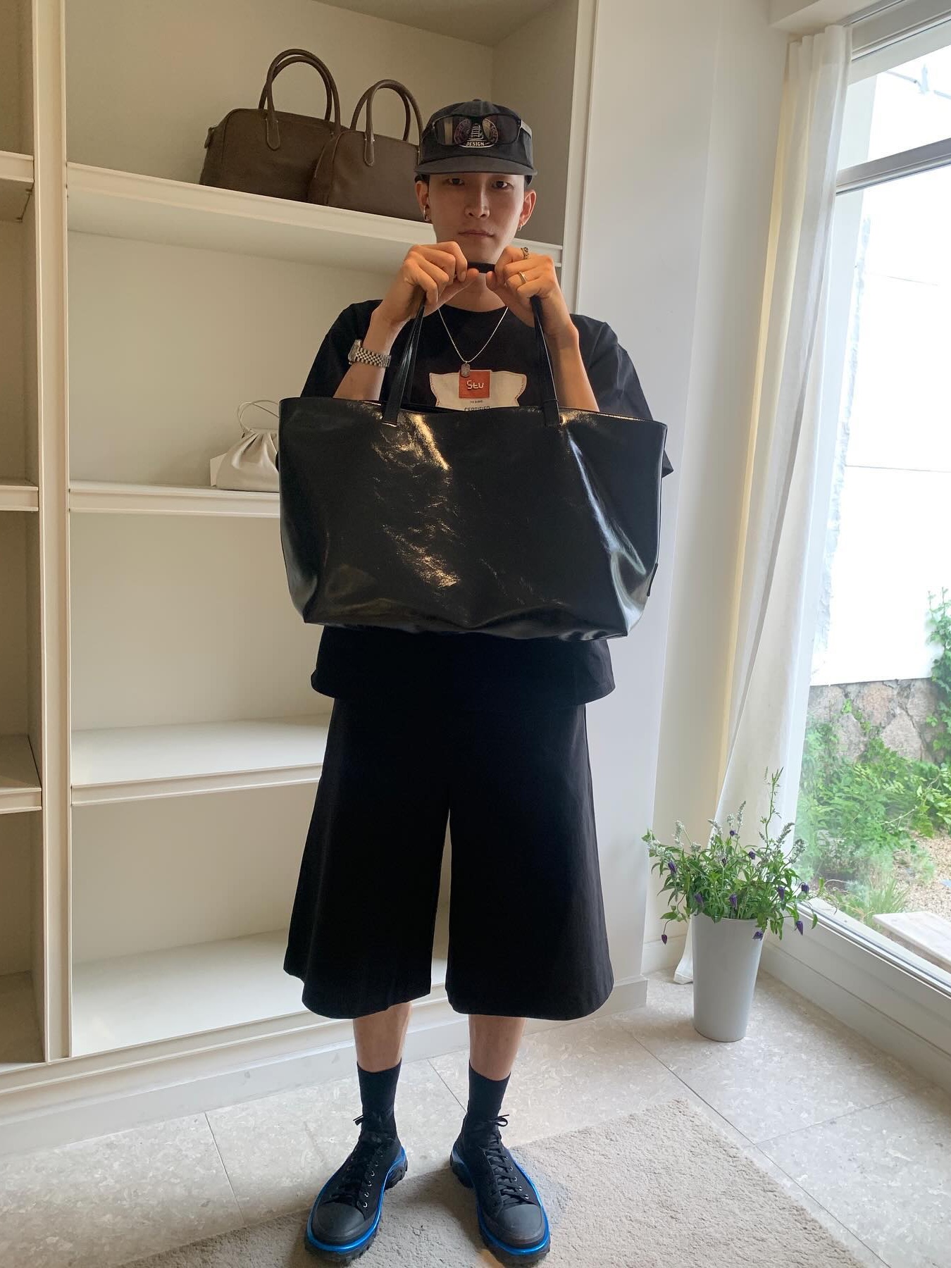 STU Burlap Bag Printing Beads T-shirt Black 착용 스타일 - 5
