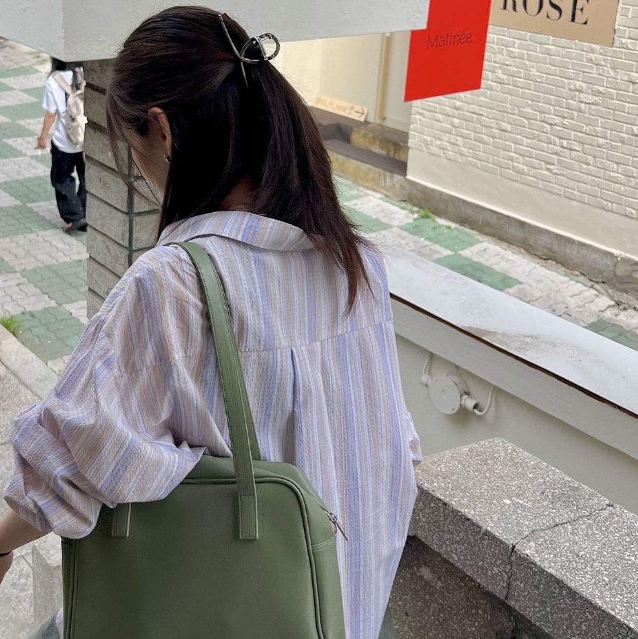 Fillintheblank Trapezoid Middle Shoulder Bag Camel, Fillintheblank Trapezoid Middle Shoulder Bag Mint 착용 스타일
