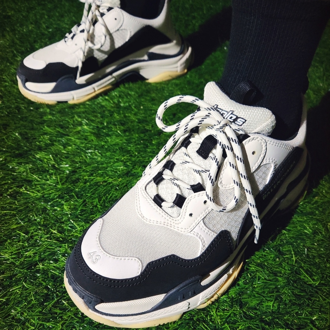 Yeezy Gap Engineered By Balenciaga Dove No Seam T-Shirt Black, Balenciaga Triple S Trainer White Black 착용 스타일 - 5