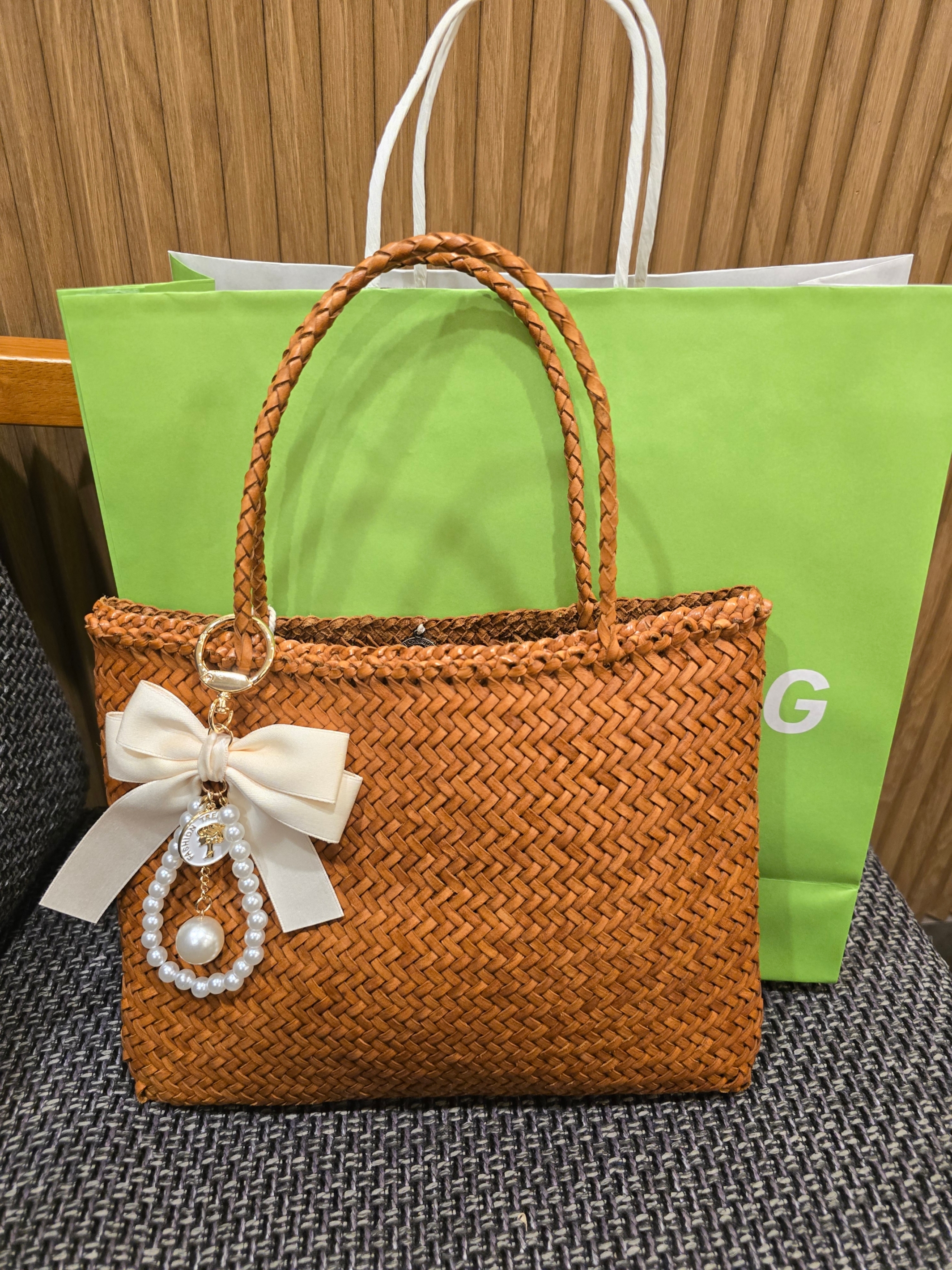 Dragon Diffusion Sophie Small Tan 착용 스타일