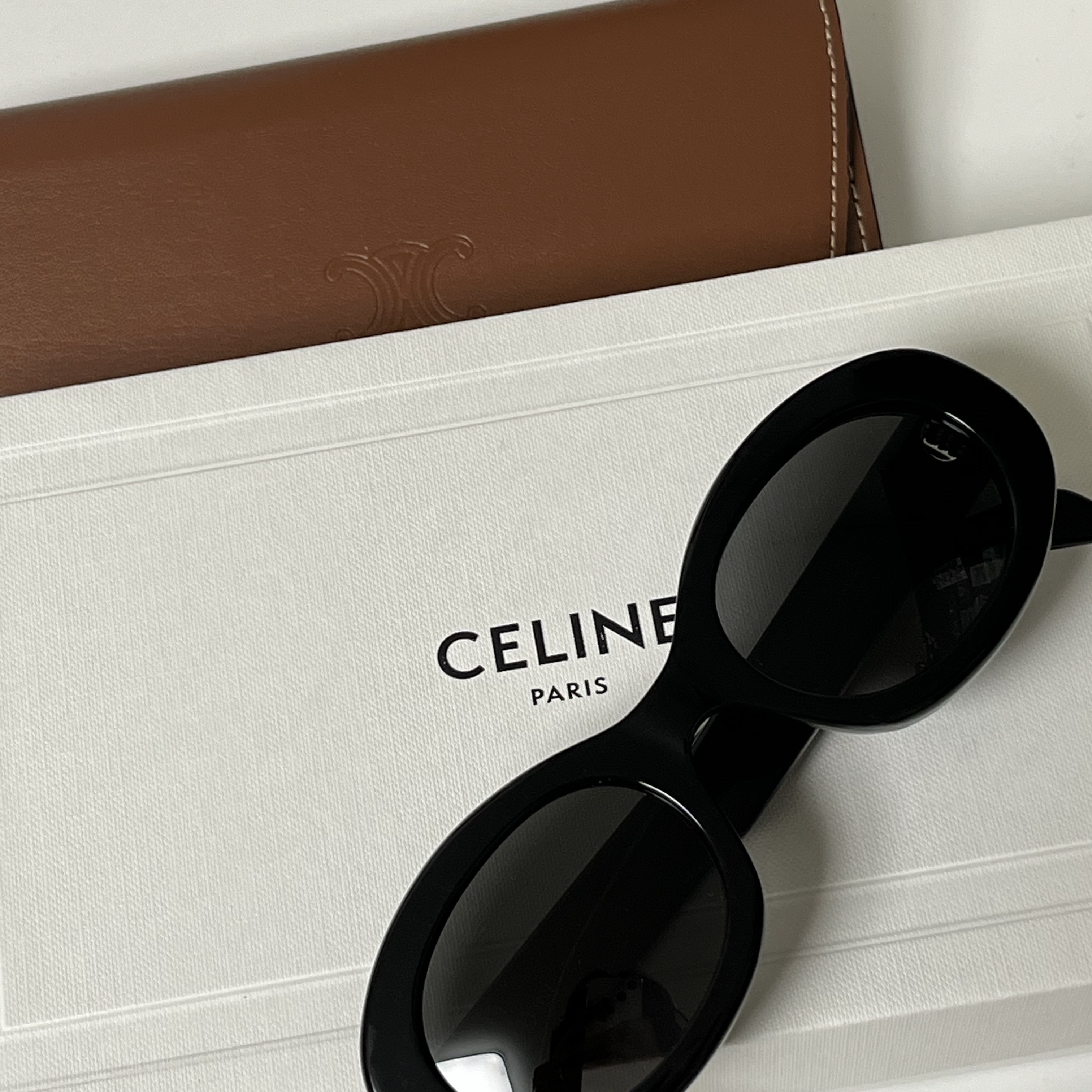 (W) Celine Triomphe 01 Sunglasses in Acetate Black 착용 스타일