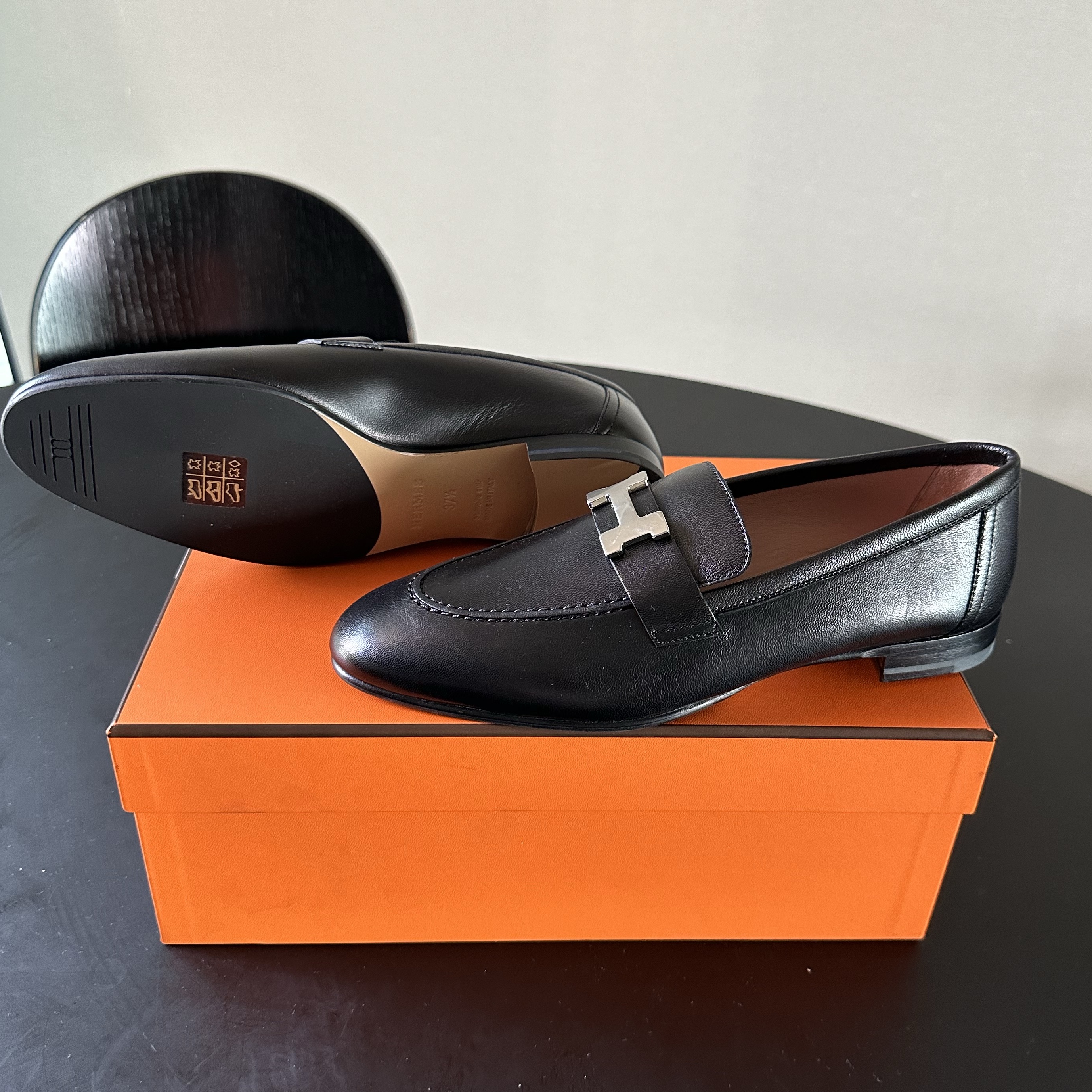 (W) Hermes Paris Loafers Goatskin & Palladium Noir 착용 스타일 - 4