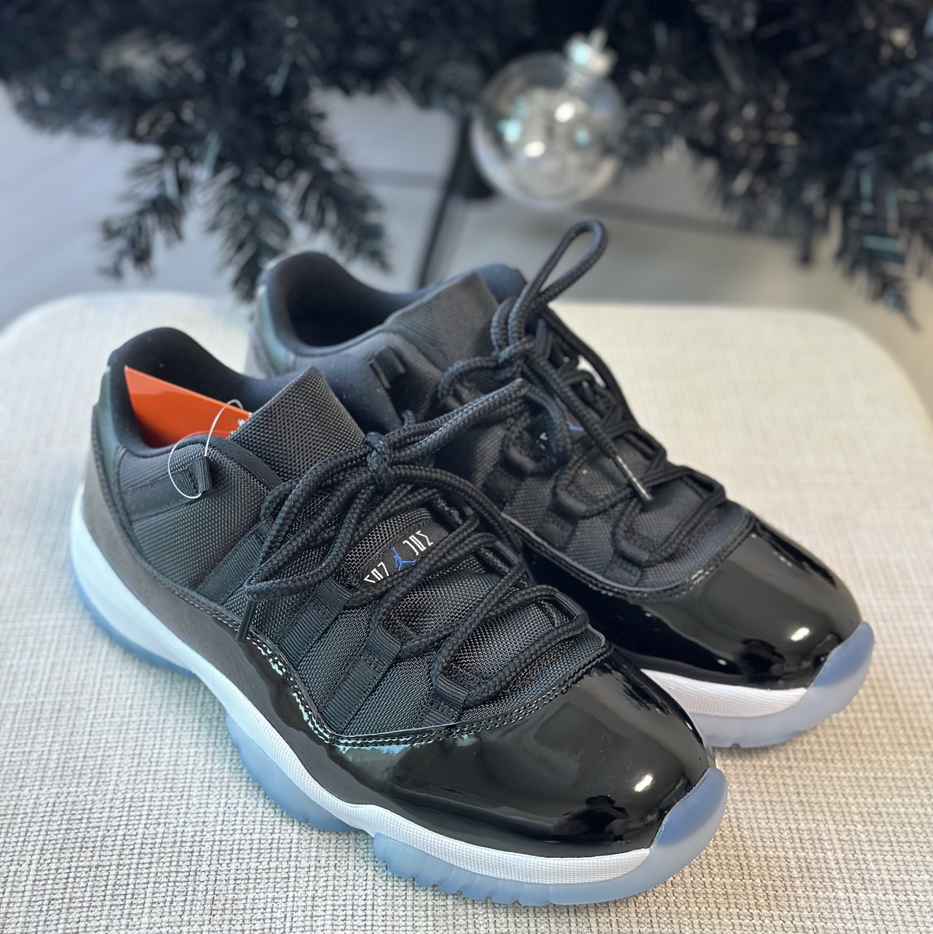 Jordan 11 Retro Low Black and Varsity Royal 착용 스타일 - 3