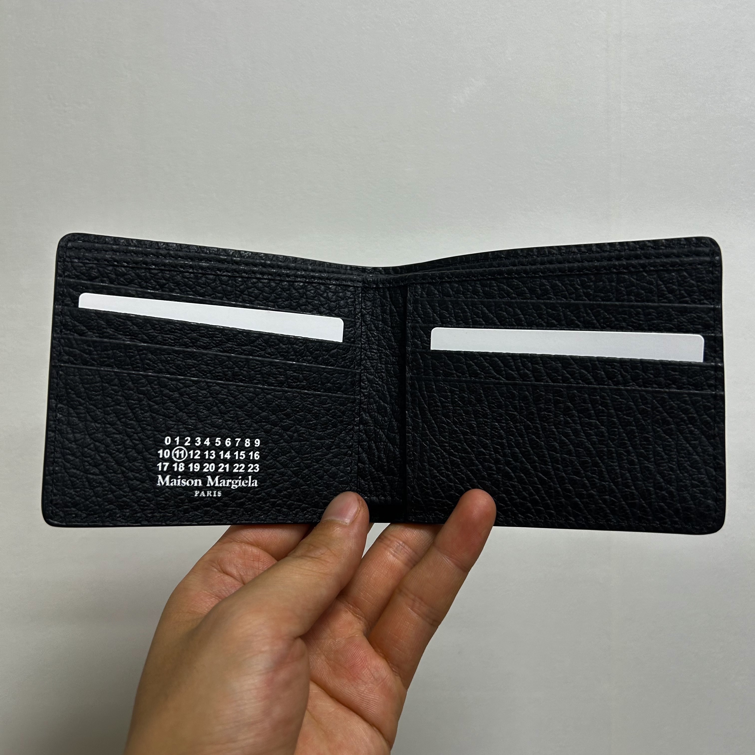 Maison Margiela Bi-Fold Wallet Black 착용 스타일 - 3