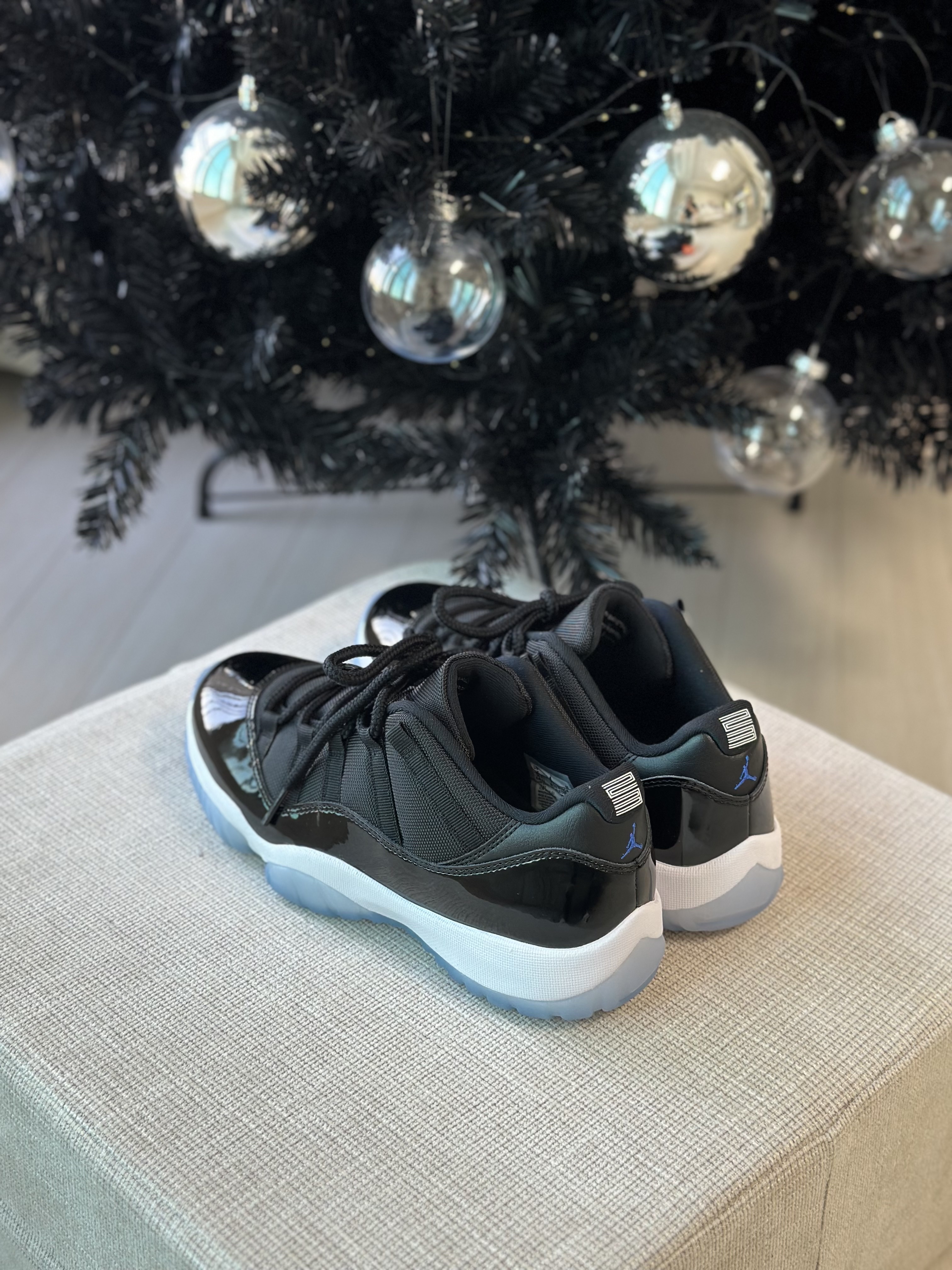 (W) Jordan 1 x Travis Scott Retro Low OG SP Canary, Jordan 11 Retro Low Black and Varsity Royal 착용 스타일 - 3