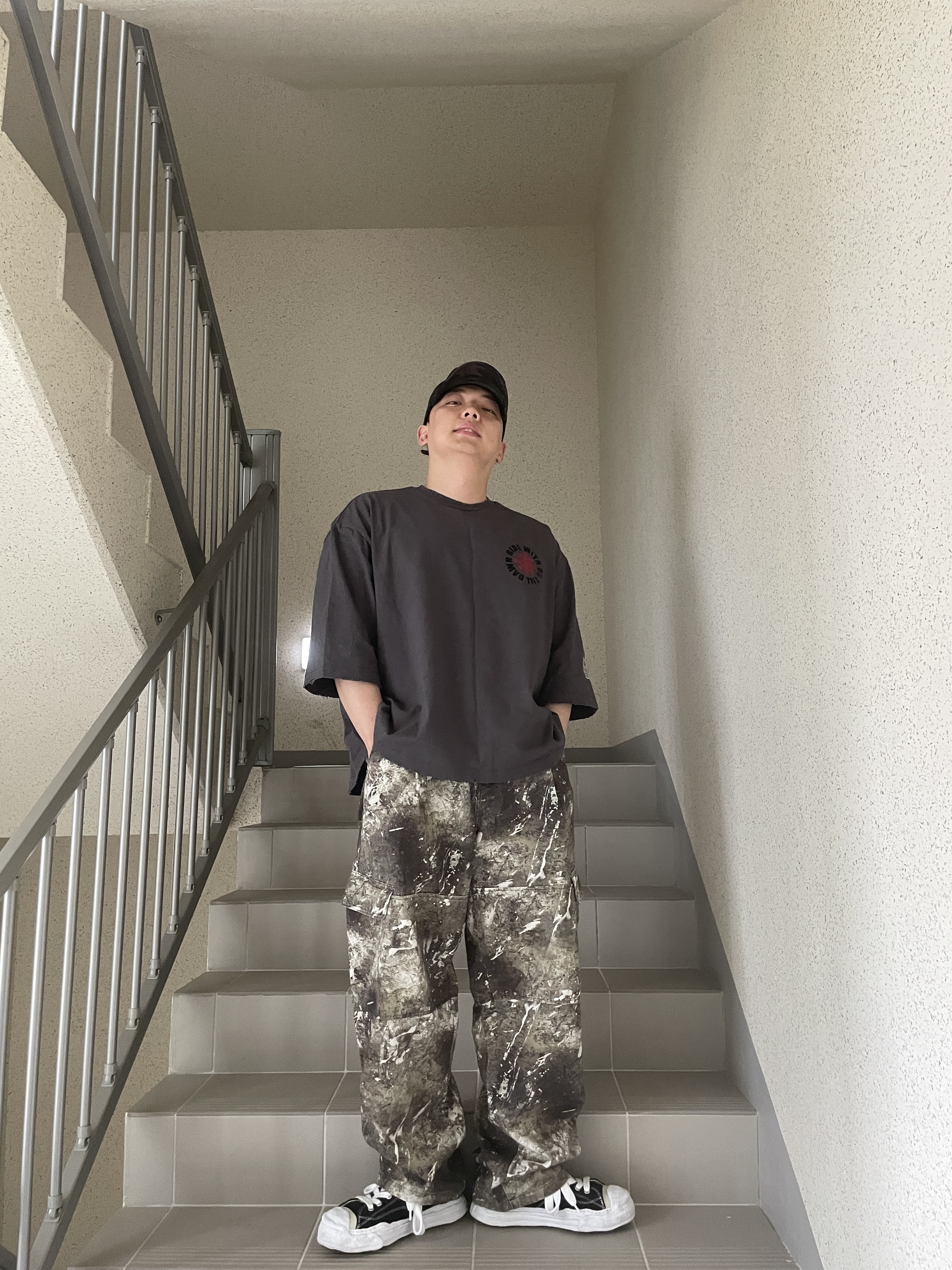 메종 미하라 야스히로 행크 OG 솔 캔버스 로우탑 스니커즈 블랙, 이티씨이 뉴 비전 카모캡 나이트 정글 착용 스타일 - 4