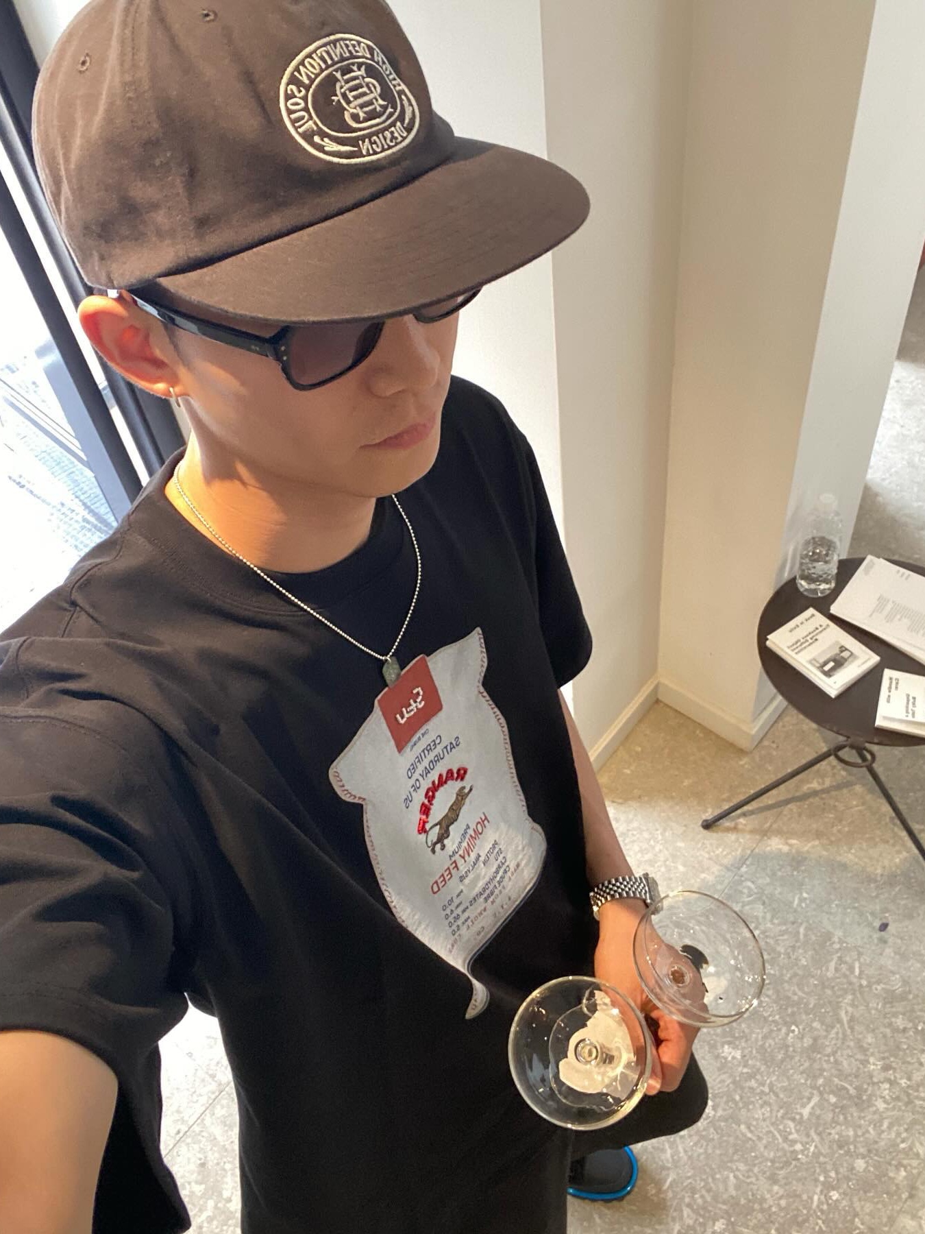 STU Burlap Bag Printing Beads T-shirt Black 착용 스타일 - 4