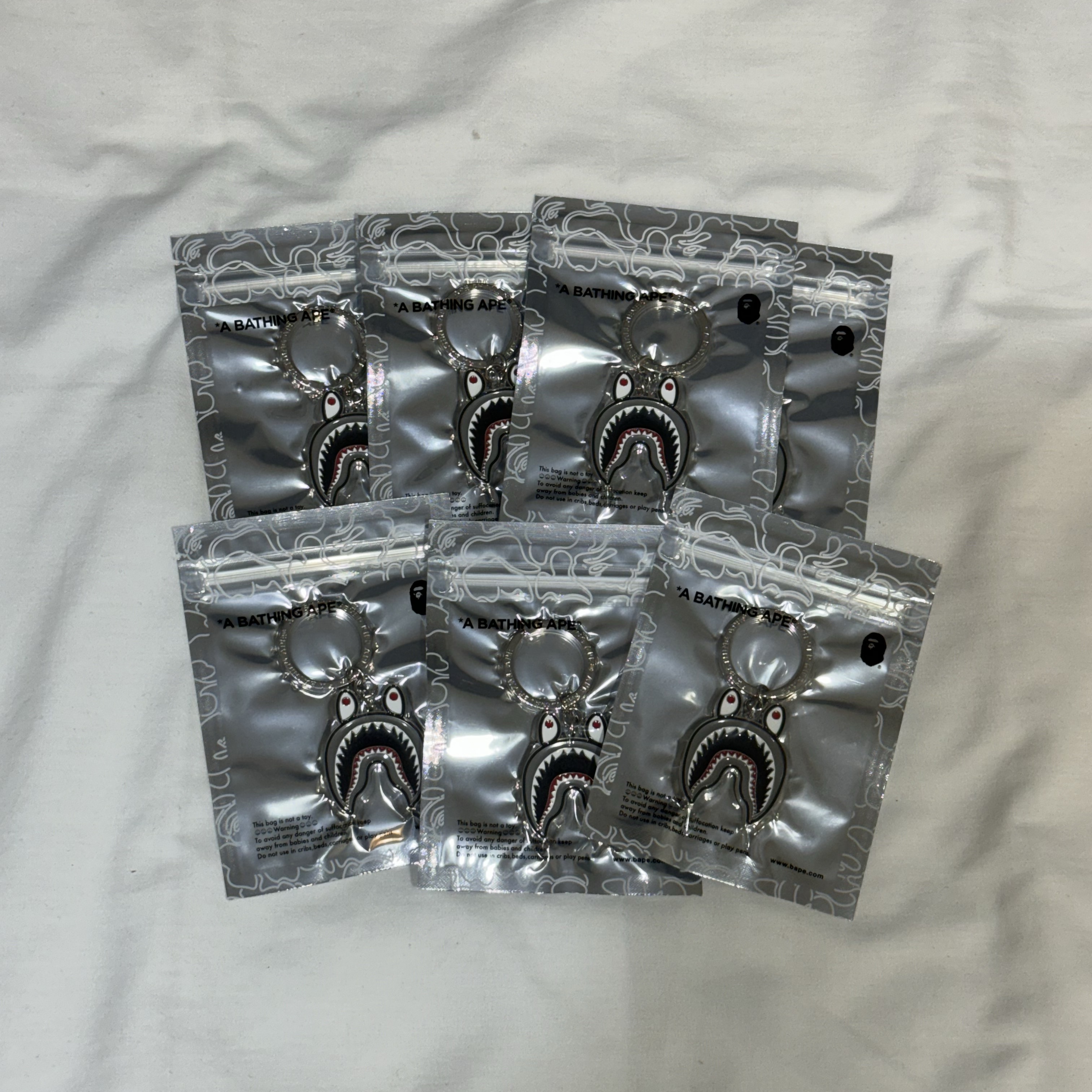 BAPE Shark Metal Keychain Black 착용 스타일