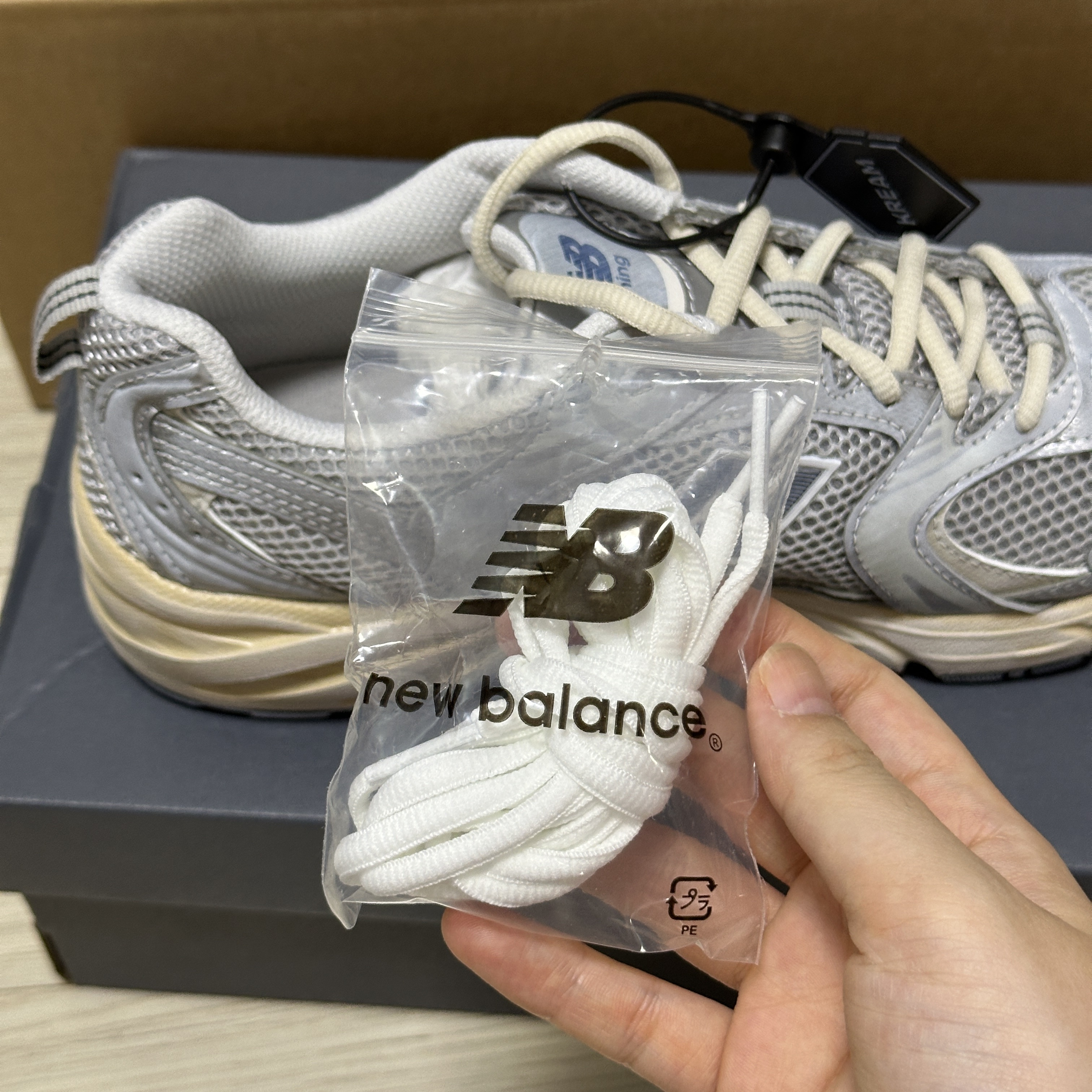 New Balance 530 Vintage Metallic Silver 착용 스타일 - 4
