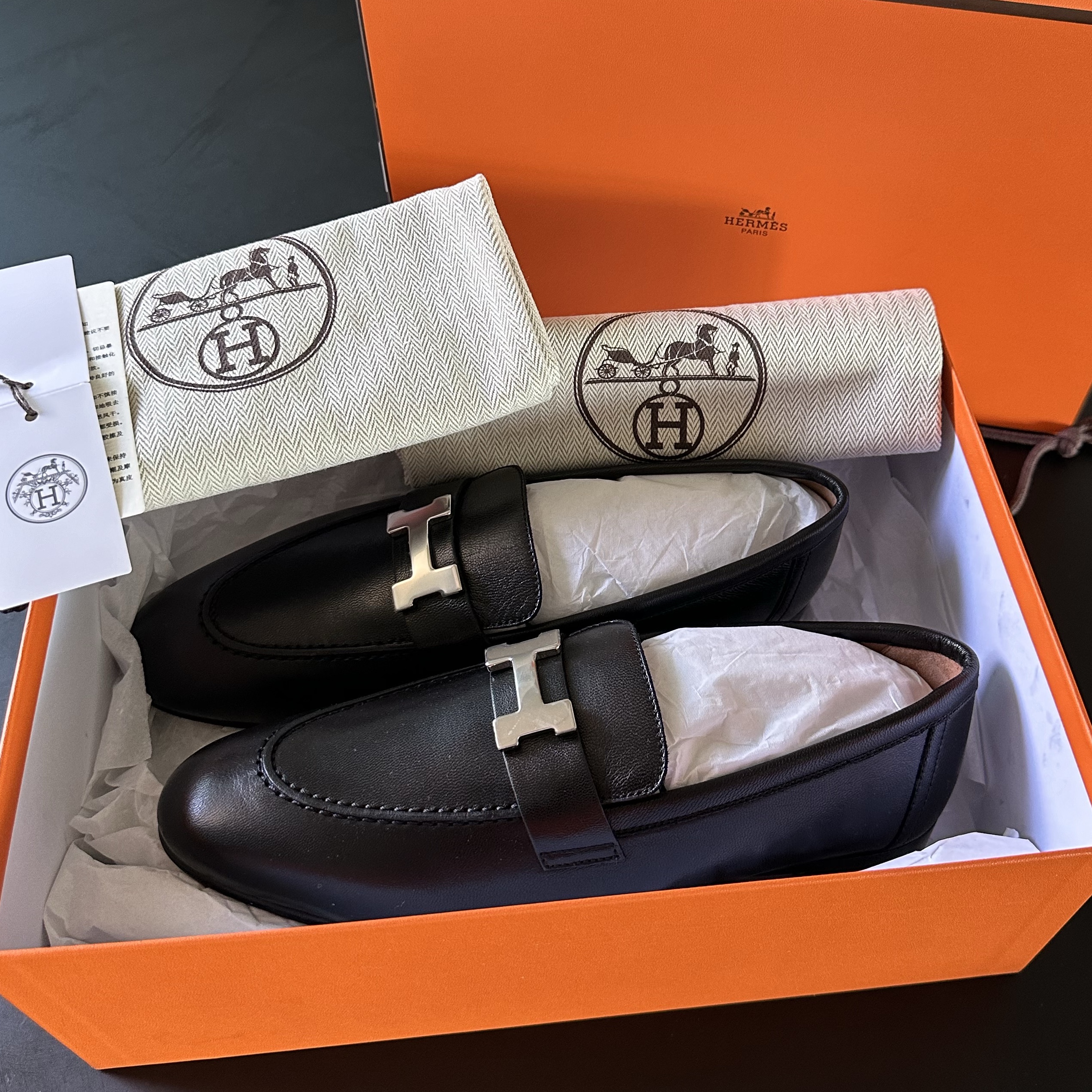 (W) Hermes Paris Loafers Goatskin & Palladium Noir 착용 스타일 - 1
