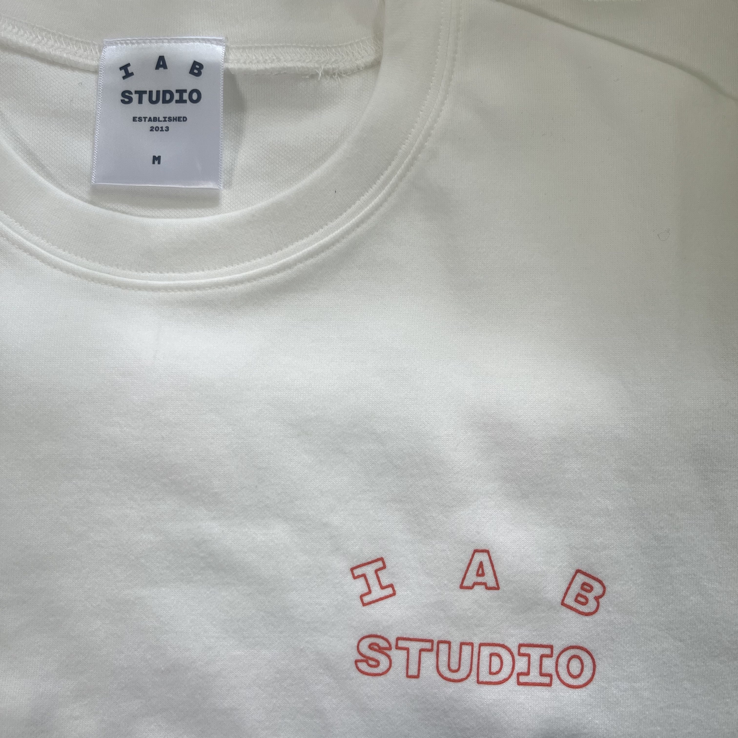 IAB Studio Line Logo T-Shirt White Orange 착용 스타일 - 1