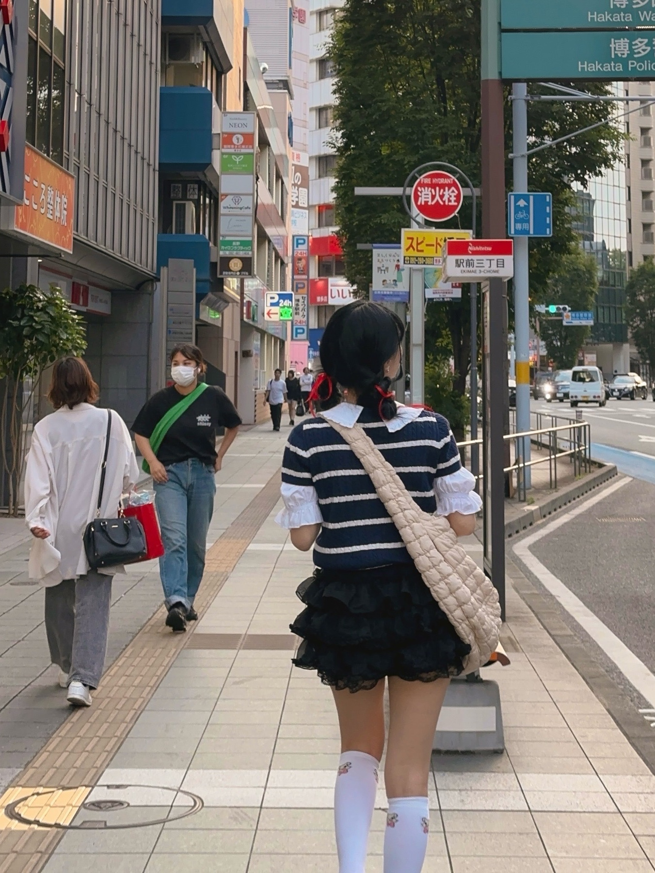 COS Quilted Oversized Shoulder Bag Beige 착용 스타일 - 3