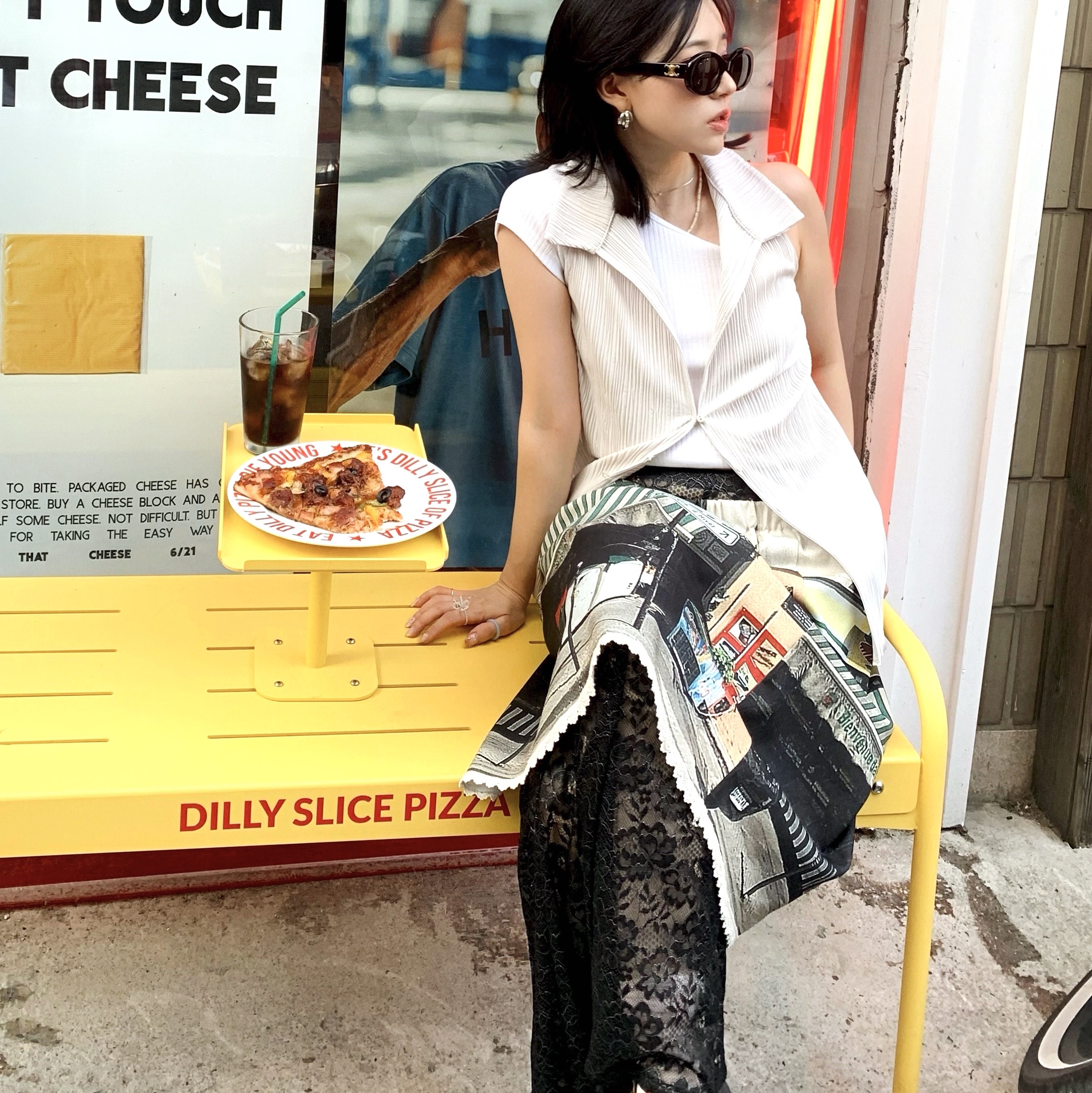 (W) Celine Triomphe 01 Sunglasses in Acetate Black 착용 스타일 - 4
