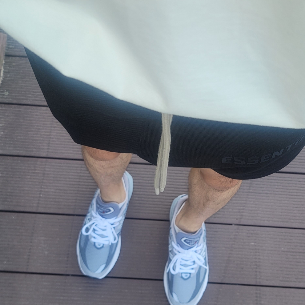New Balance 990v6 Made in USA Grey - D Standard, Essentials The Black Collection Sweatshorts Black - 23SS 착용 스타일
