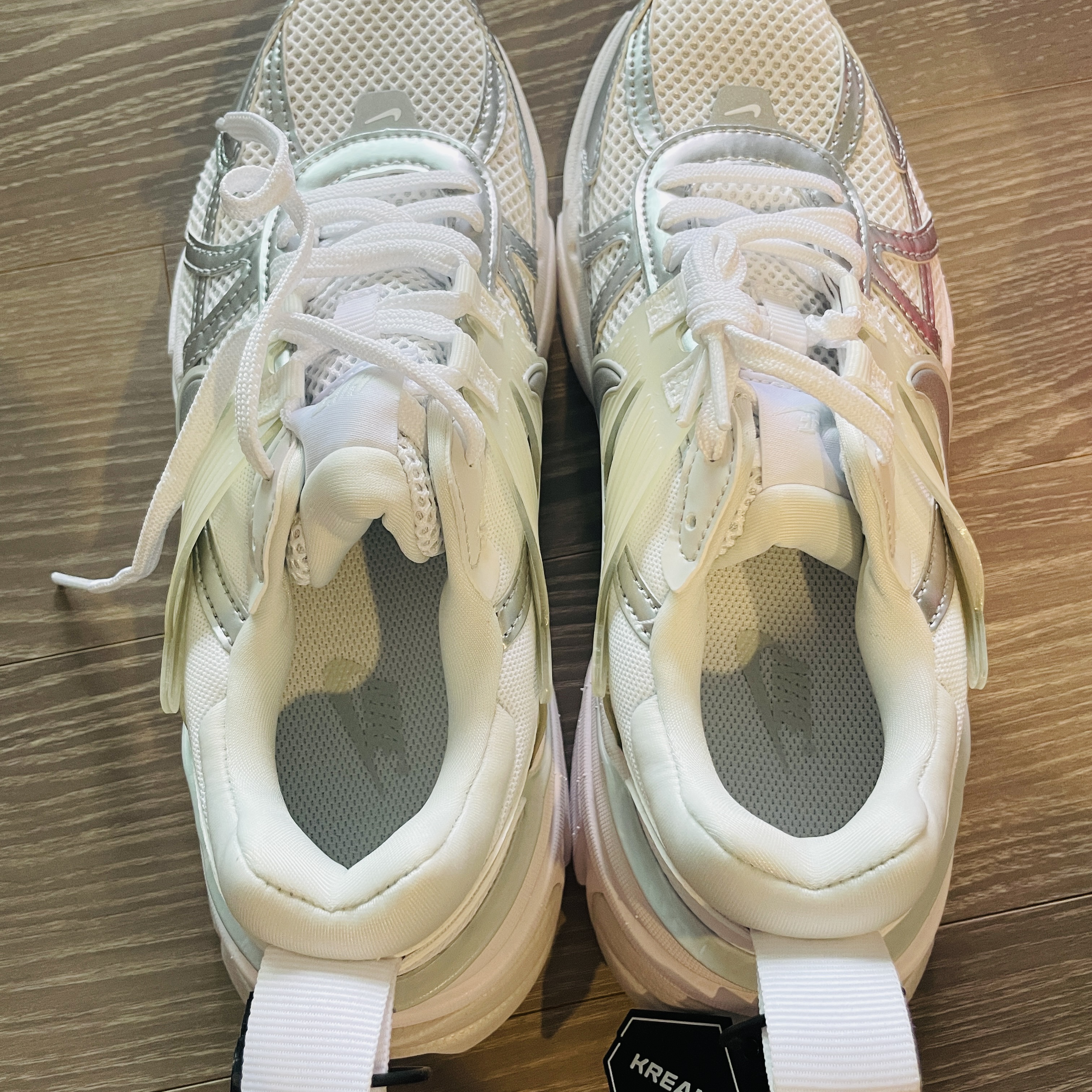 Nike V2K Run Metallic Silver White 착용 스타일 - 2