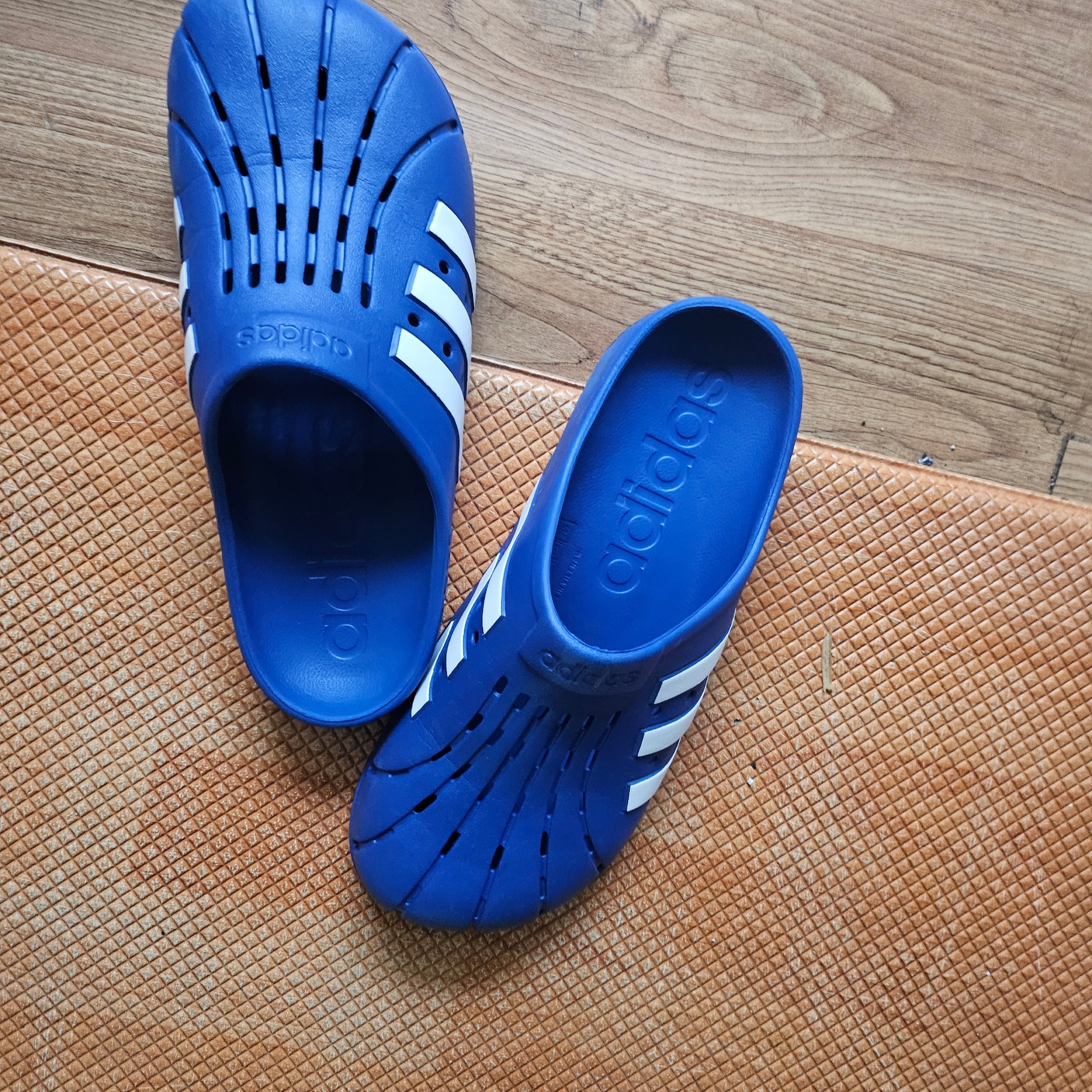 Adidas Adilette Clogs Royal Blue Cloud White 착용 스타일