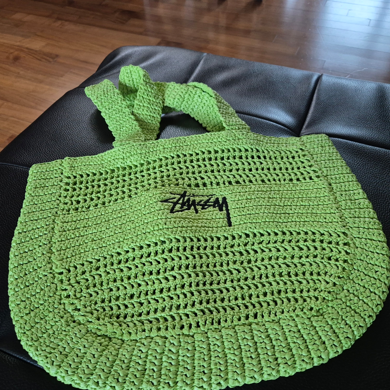 Stussy Raffia Tote Bag Lime 착용 스타일