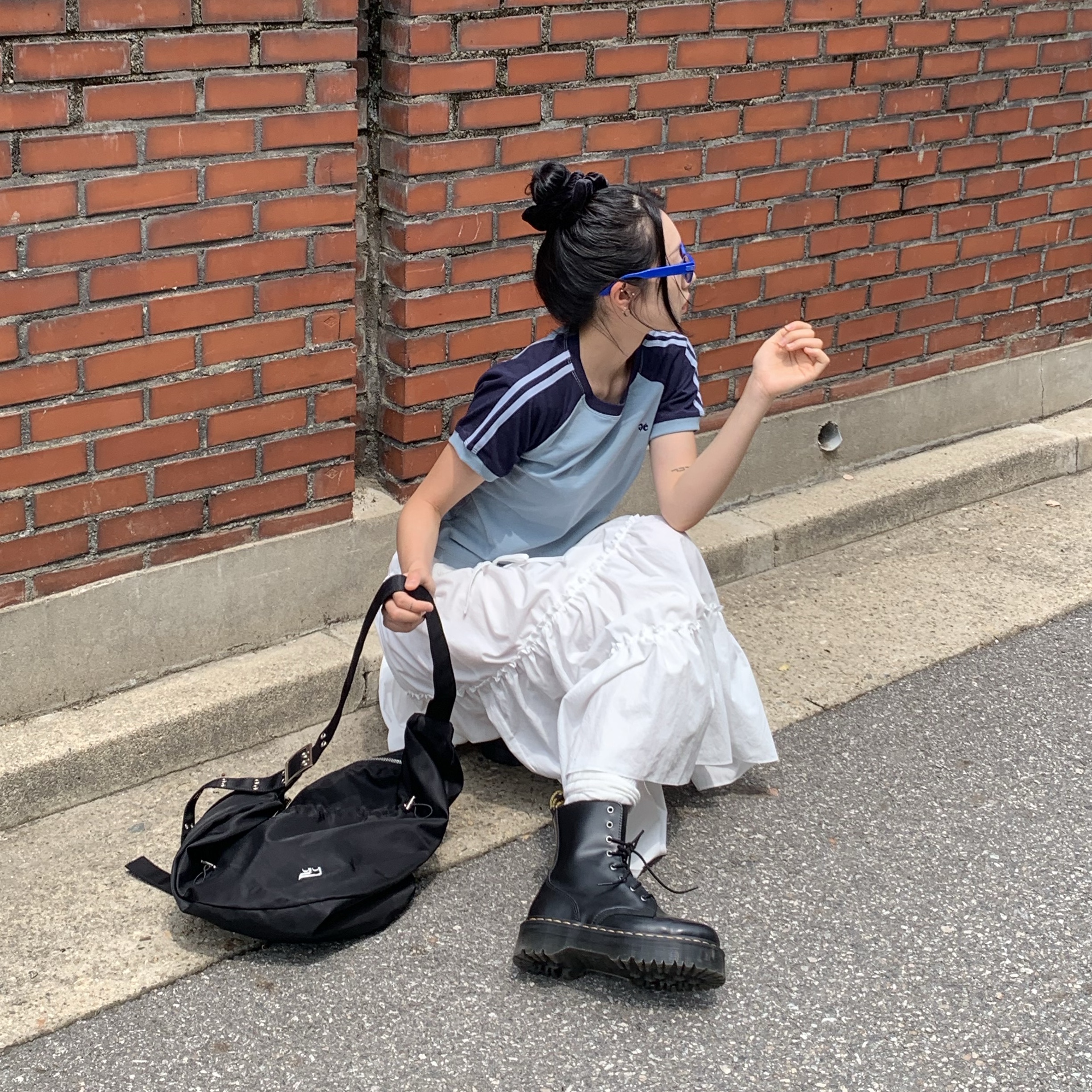 Dr. Martens Jadon Boots Black, Yieyie Super Sasha Bag Ink Black 착용 스타일 - 1