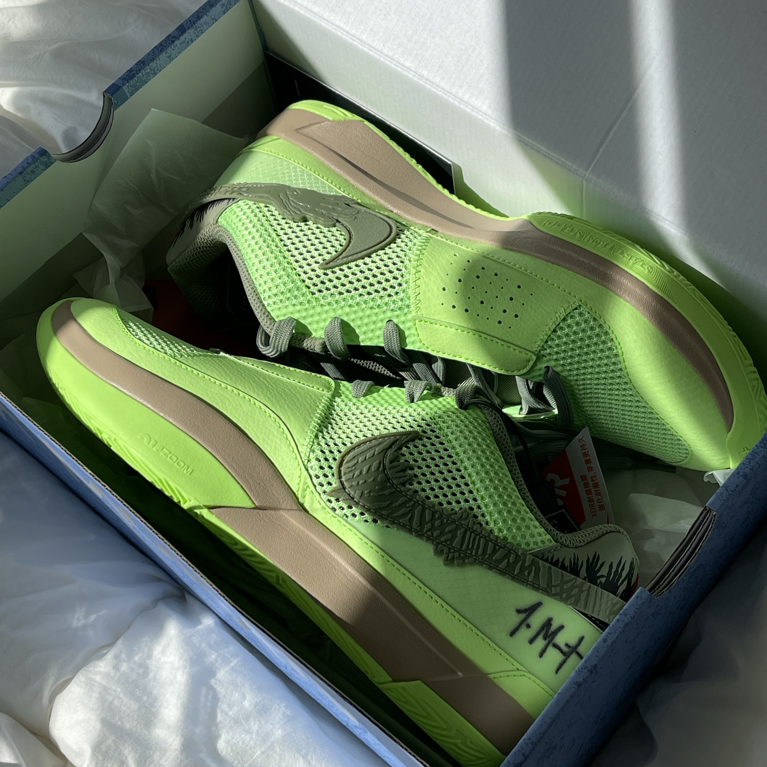 Nike Ja 1 NRG EP Lime Blast Oil Green, Nike Ja 1 Xmas EP Fuchsia Dream Emerald Rise 착용 스타일 - 1