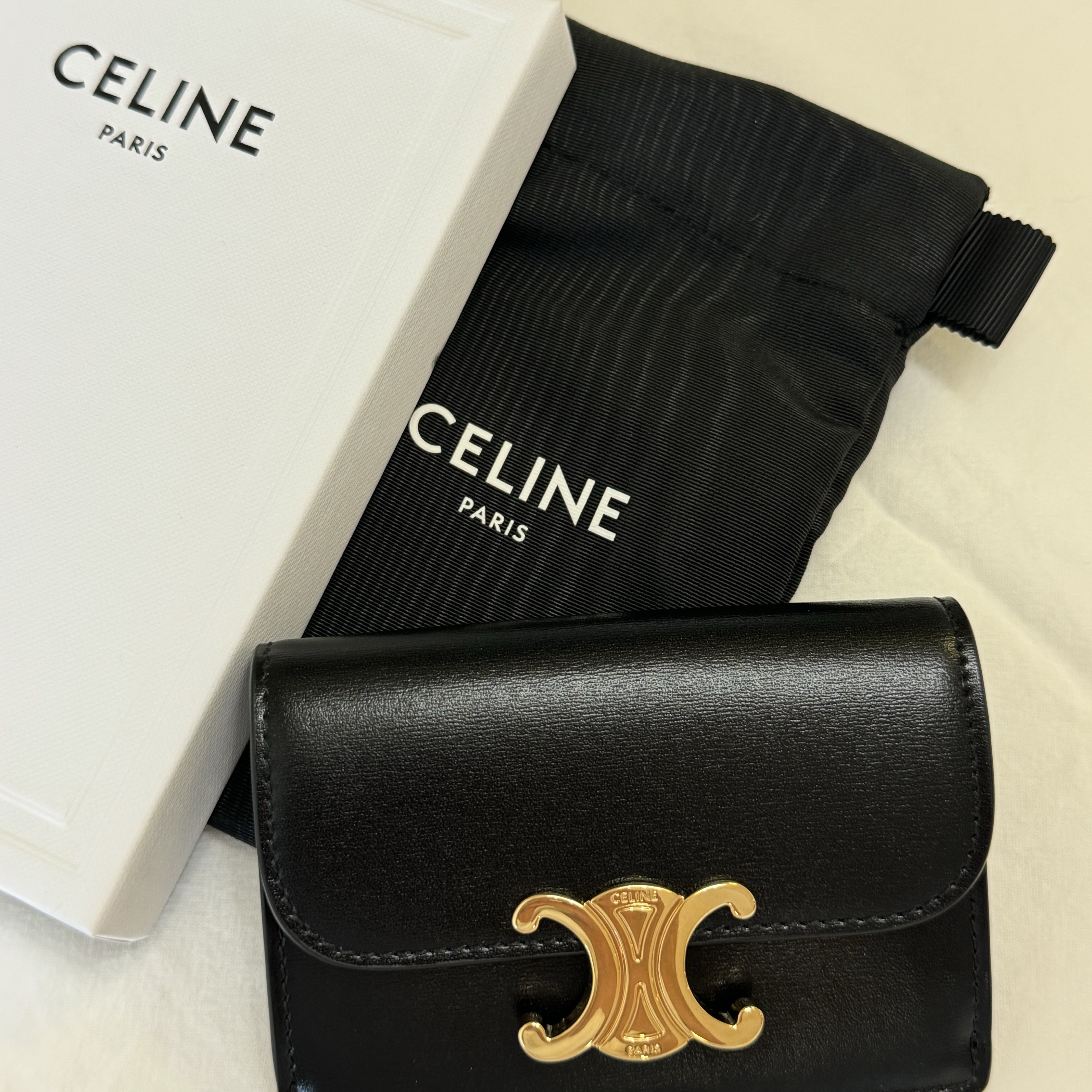 Celine Card Holder with Flap in Shiny Calfskin Black 착용 스타일
