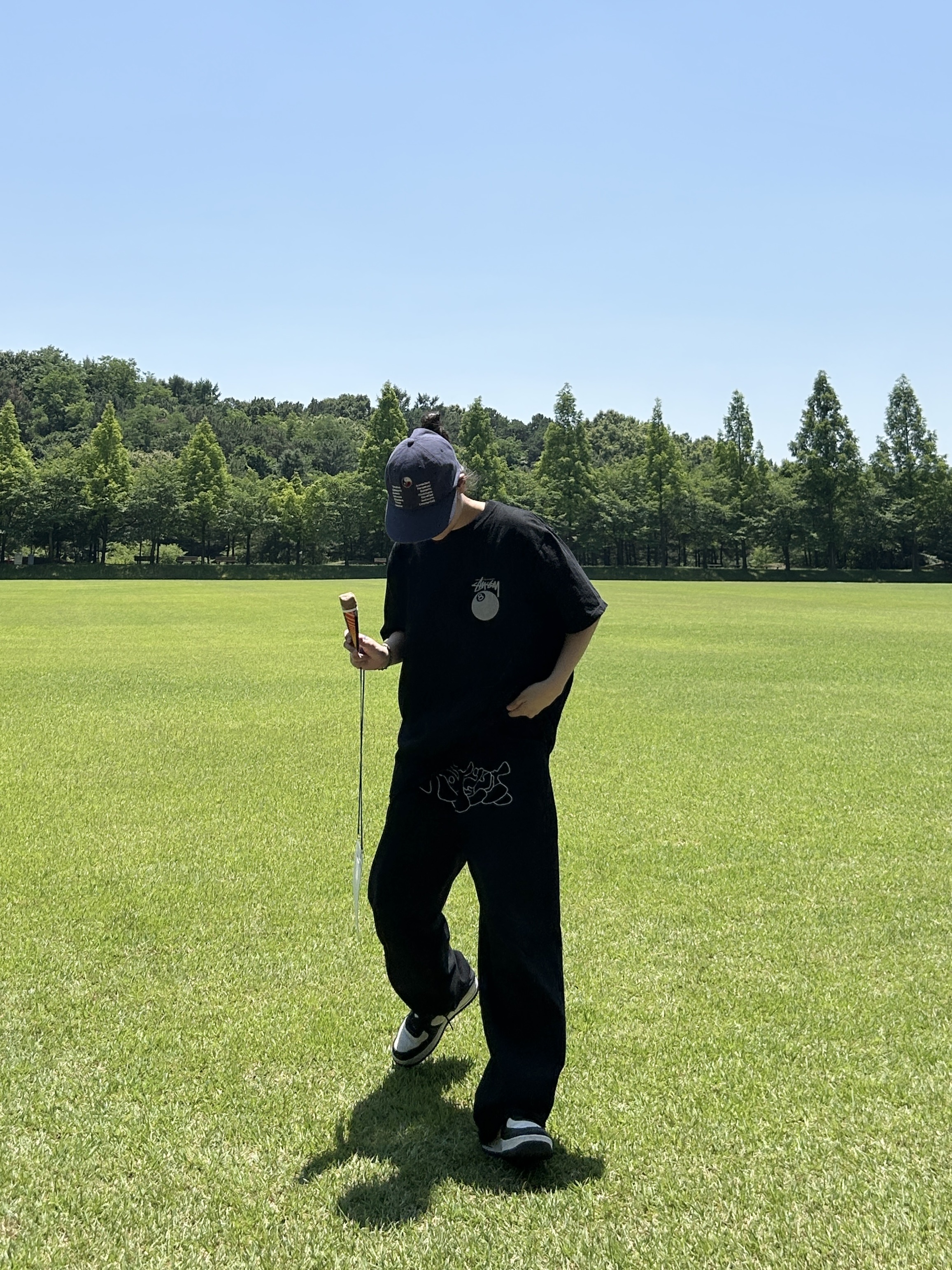 Stussy 8 Ball Pigment Dyed T-Shirt Black, Nike x Stussy Air Force 1 '07 Mid SP Black and Light Bone 착용 스타일 - 2