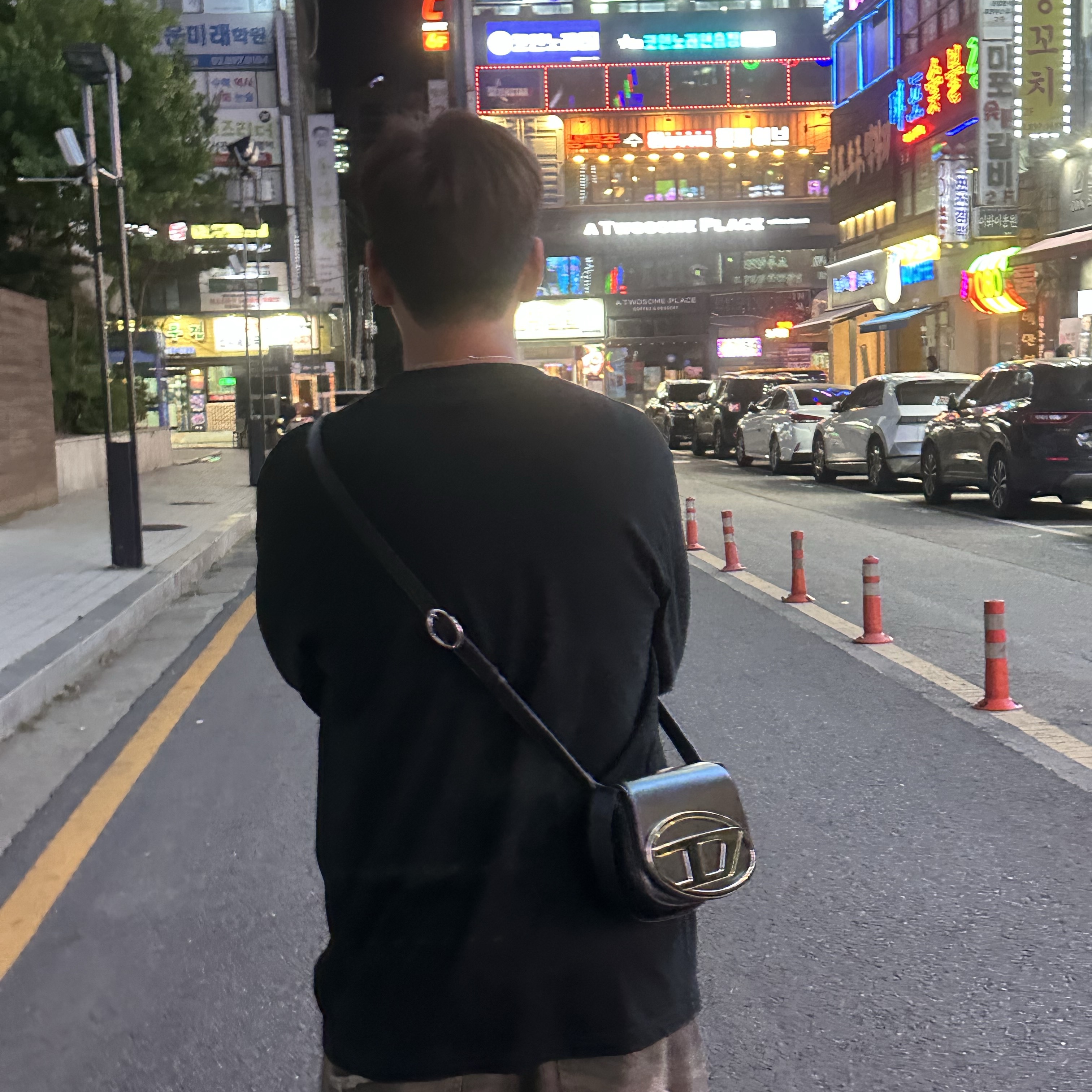 Diesel 1DR Shoulder Bag in Nappa Leather Black 착용 스타일 - 2