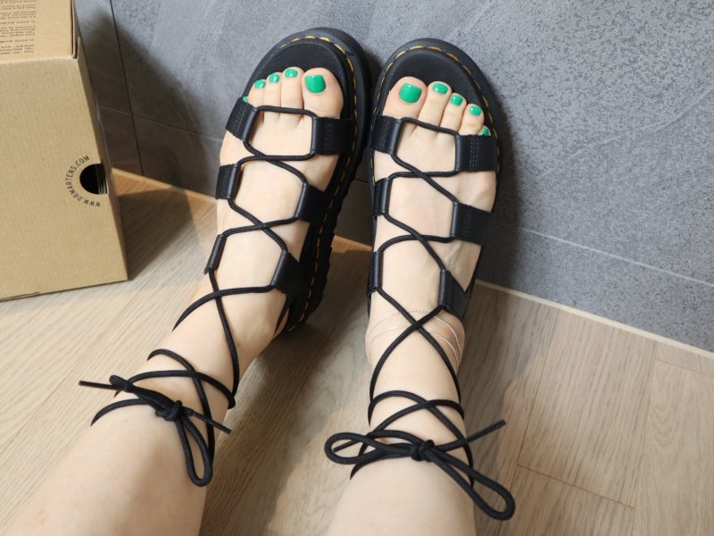 (W) Dr. Martens Nartilla Hydro Leather Sandal Black 착용 스타일 - 1