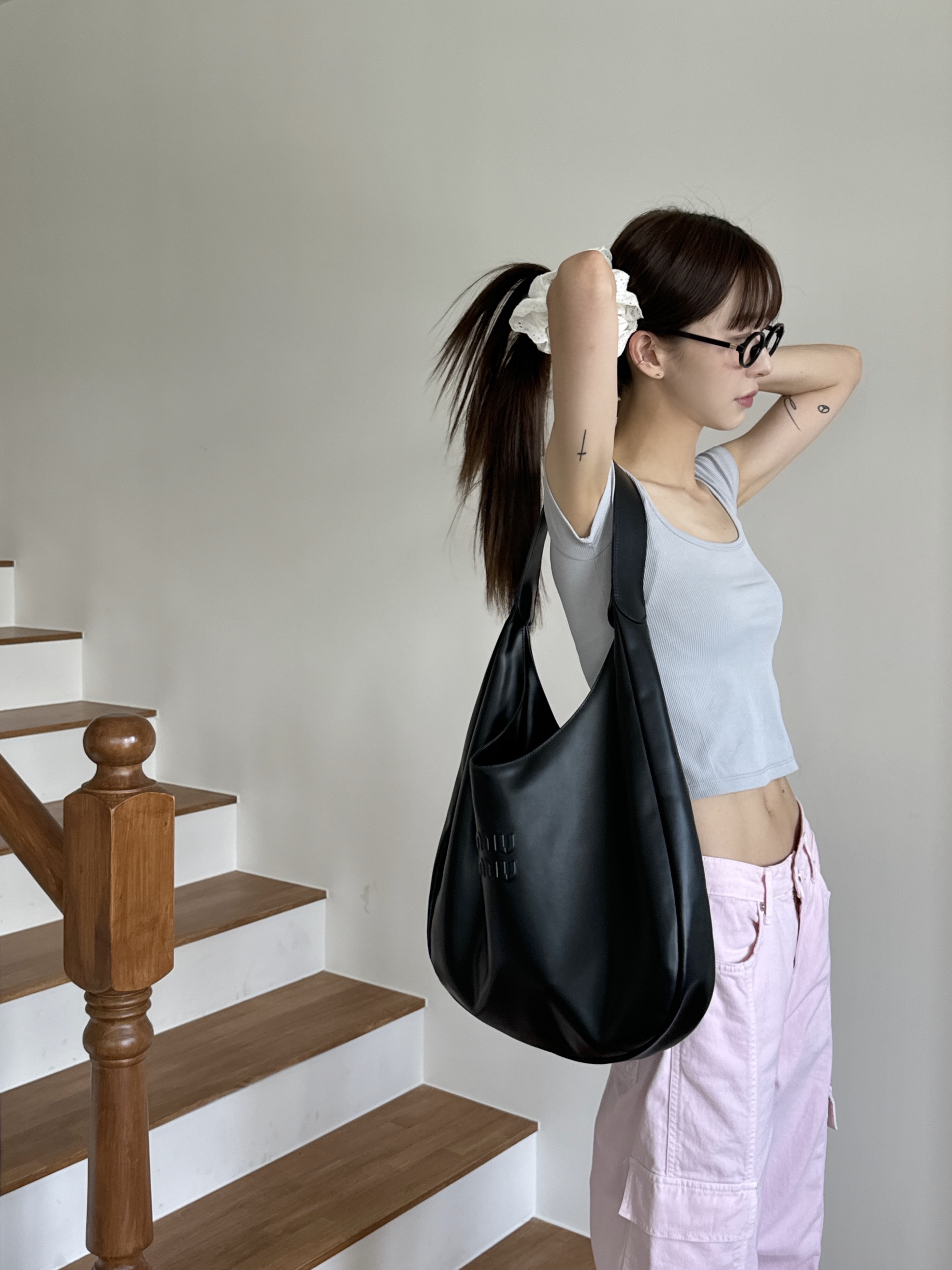 Miu Miu Leather Large Hobo Bag Black, Asics Gel-Quantum Kinetic Mid Grey Pure Silver 착용 스타일 - 2