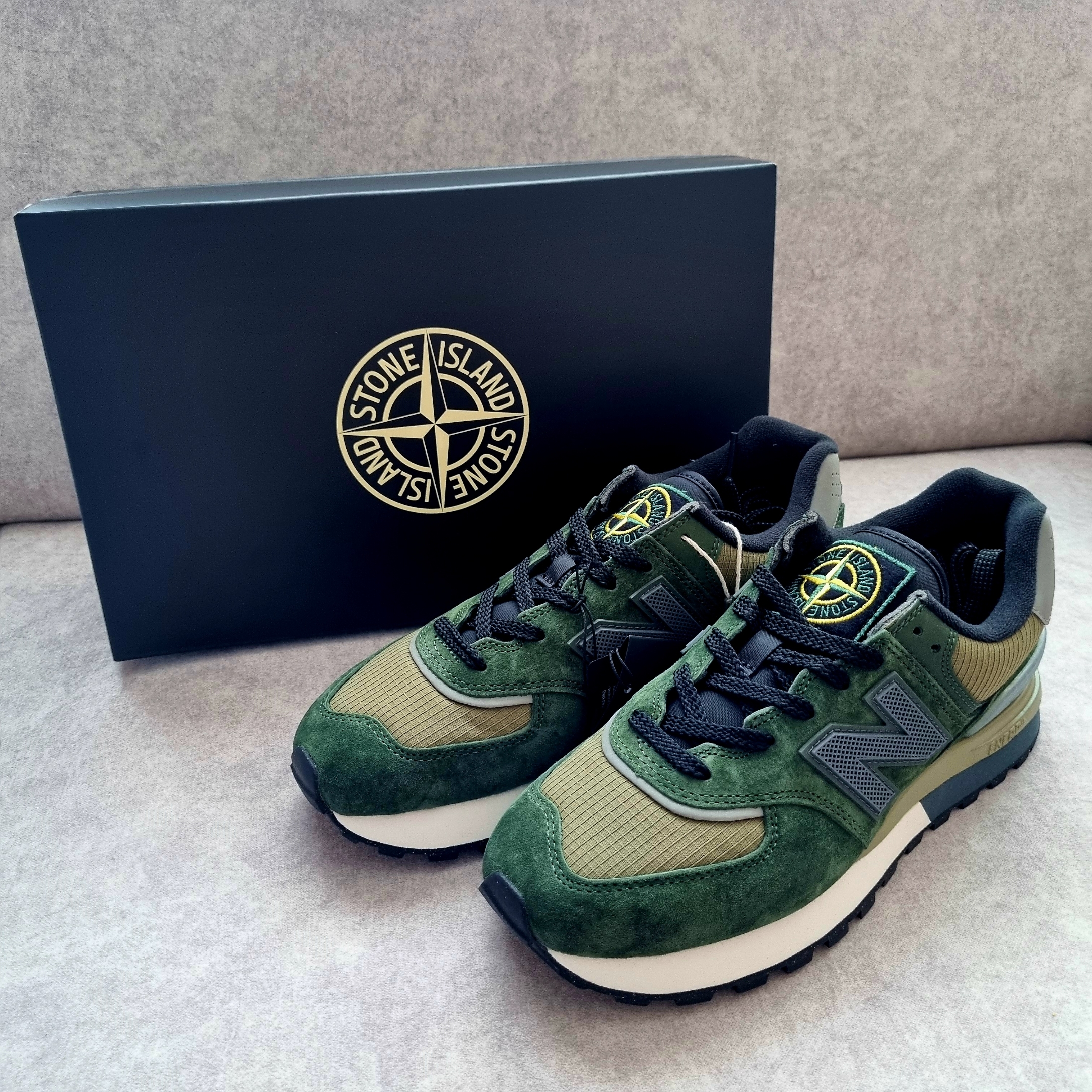 New Balance x Stone Island 574 Legacy Dark Green 착용 스타일 - 1
