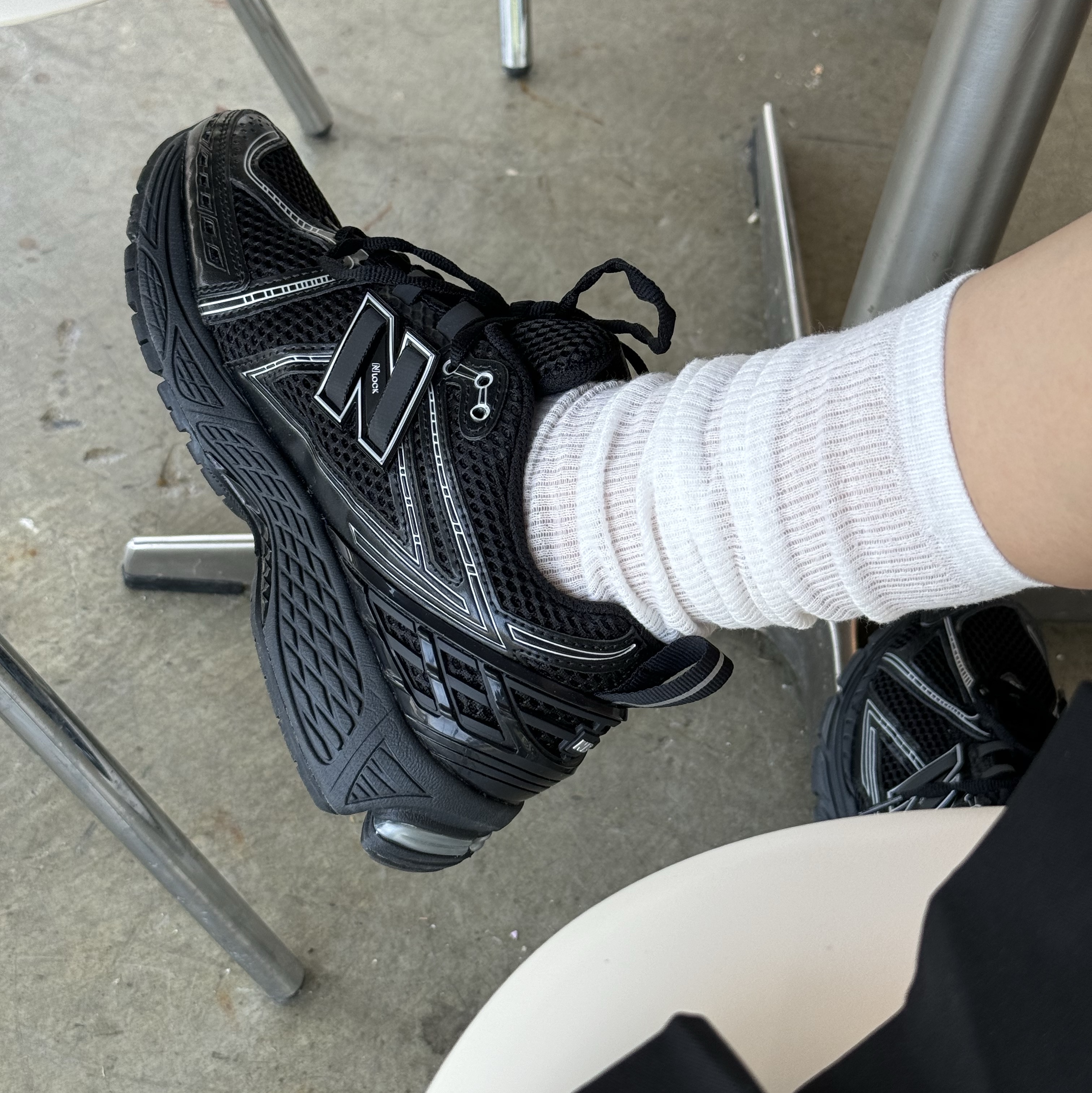 New Balance 1906R Black Silver Metallic 착용 스타일 - 2